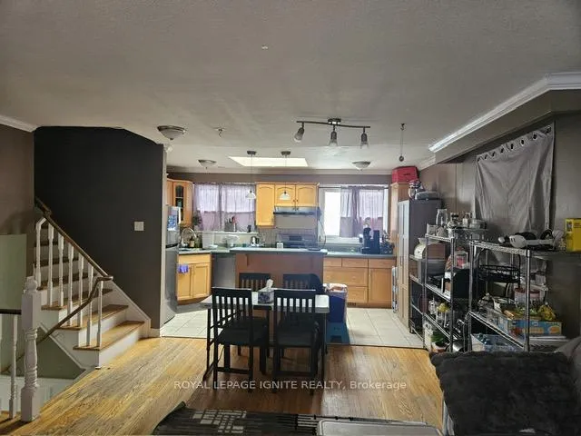 Photo 7 of Unit Upper Level, 43 Edgebrook Crescent, Brampton, Southgate — HOMEH