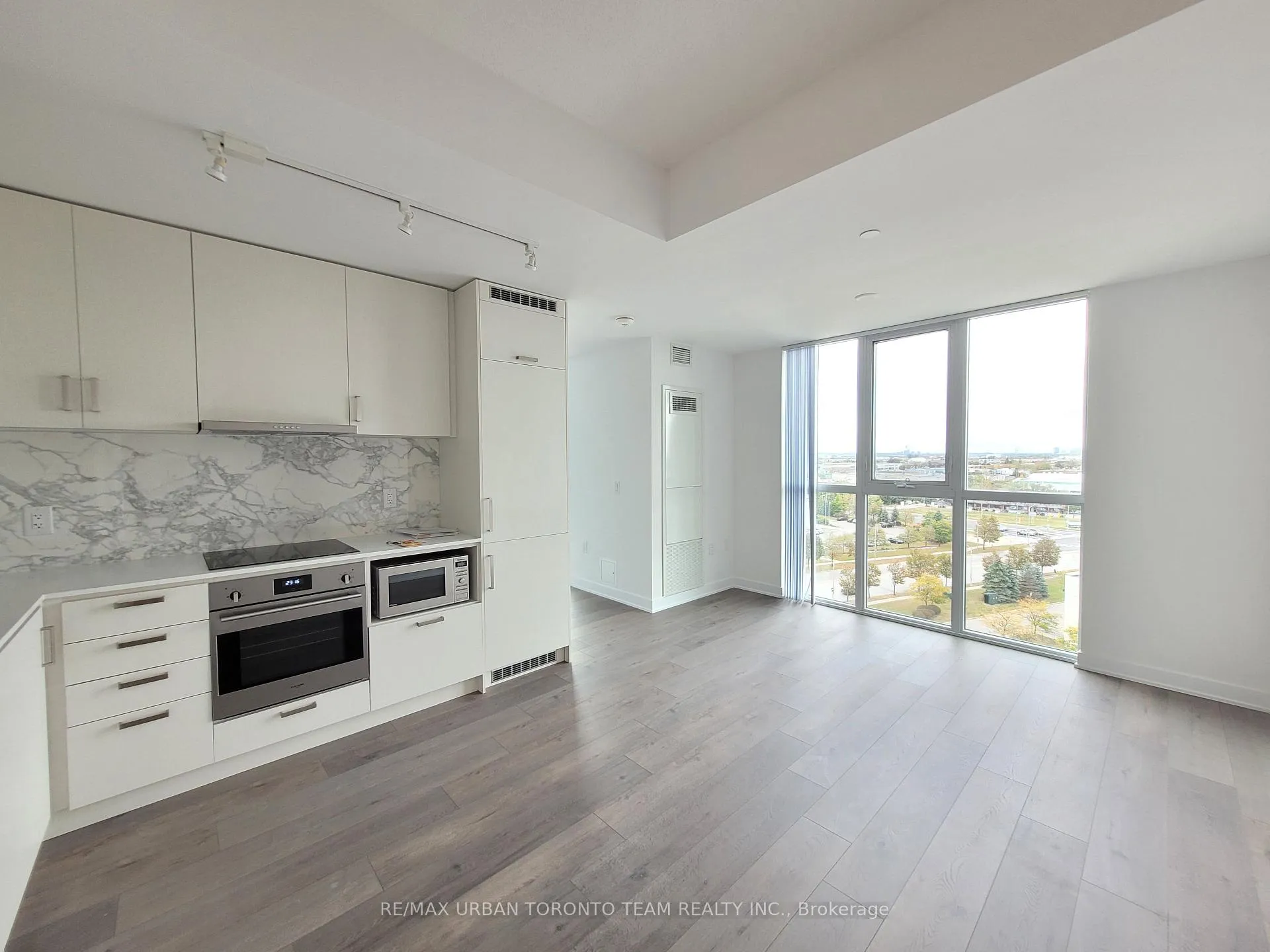 Photo 2 of Unit 909, 60 Honeycrisp Crescent, Vaughan, Vaughan Corporate Centre — HOMEH