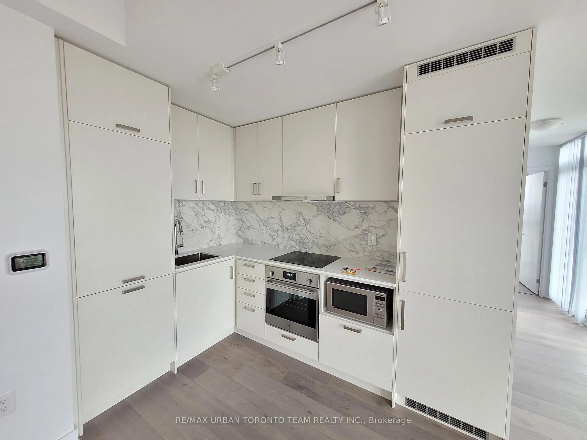 Photo 3 of Unit 909, 60 Honeycrisp Crescent, Vaughan, Vaughan Corporate Centre — HOMEH