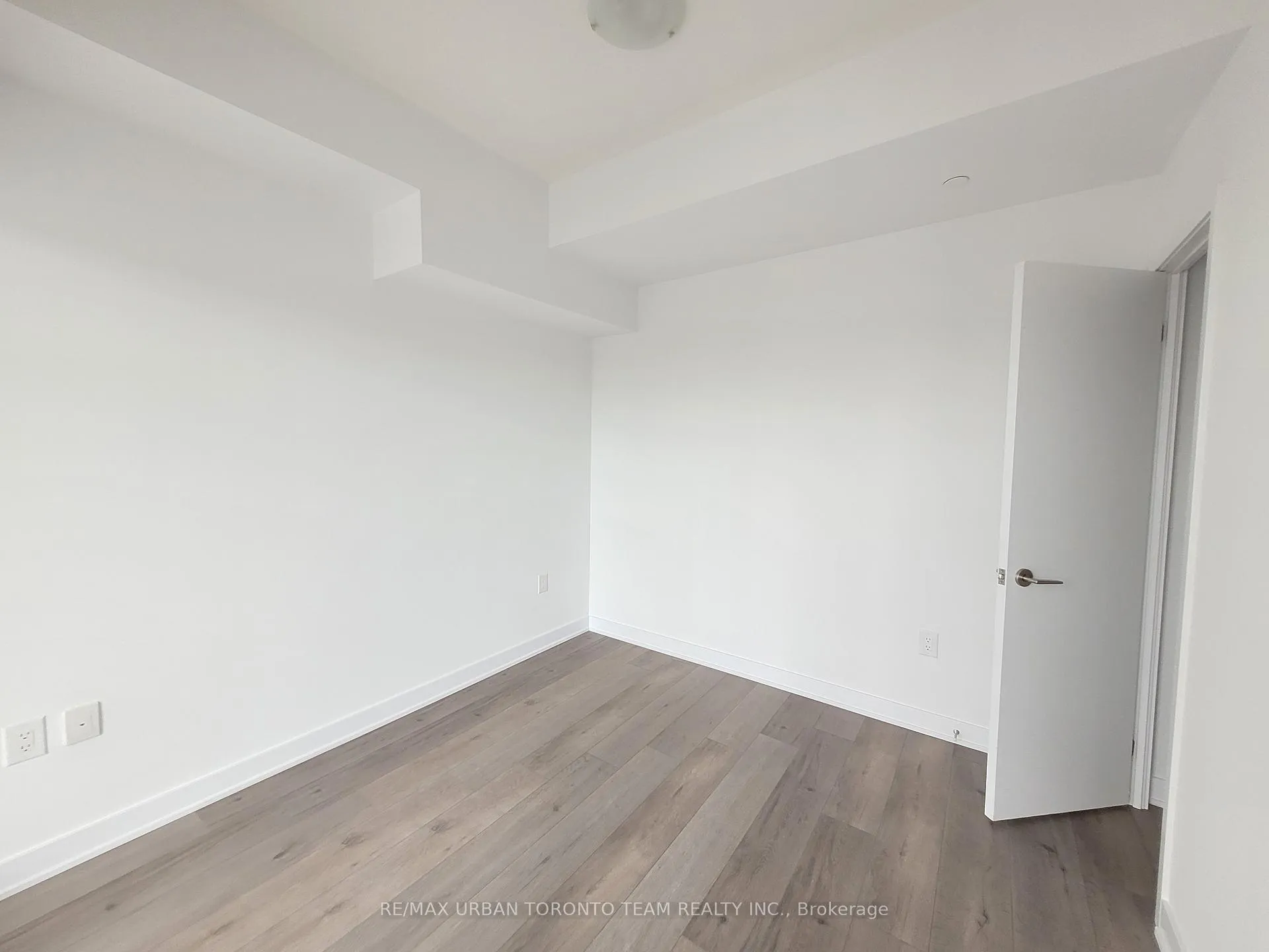 Photo 5 of Unit 909, 60 Honeycrisp Crescent, Vaughan, Vaughan Corporate Centre — HOMEH