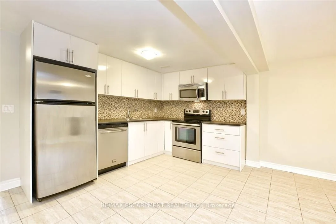 Photo 3 of Unit 2, 25 Endfield Avenue, Hamilton, Huntington — HOMEH