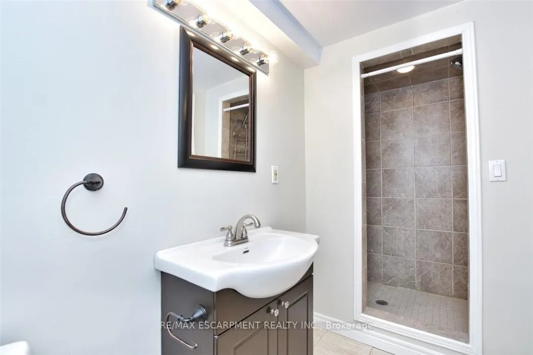 Photo 4 of Unit 2, 25 Endfield Avenue, Hamilton, Huntington — HOMEH