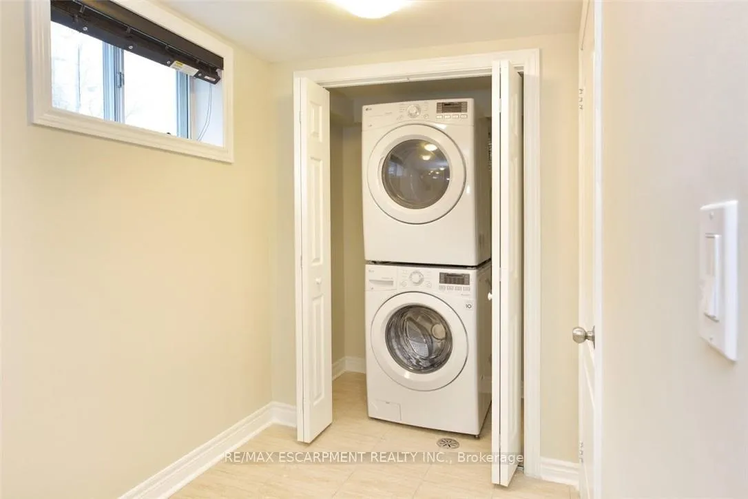 Photo 6 of Unit 2, 25 Endfield Avenue, Hamilton, Huntington — HOMEH