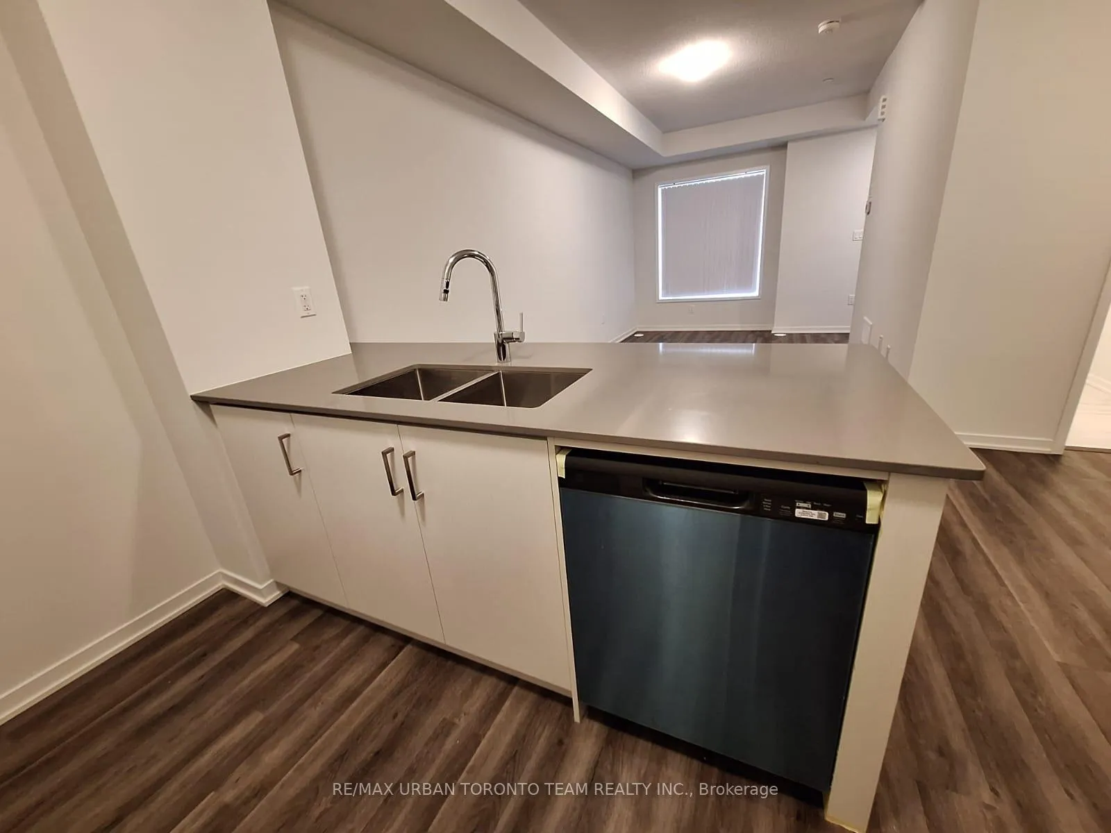 Photo 5 of Unit 308, 130 Honeycrisp Crescent, Vaughan, Vaughan Corporate Centre — HOMEH