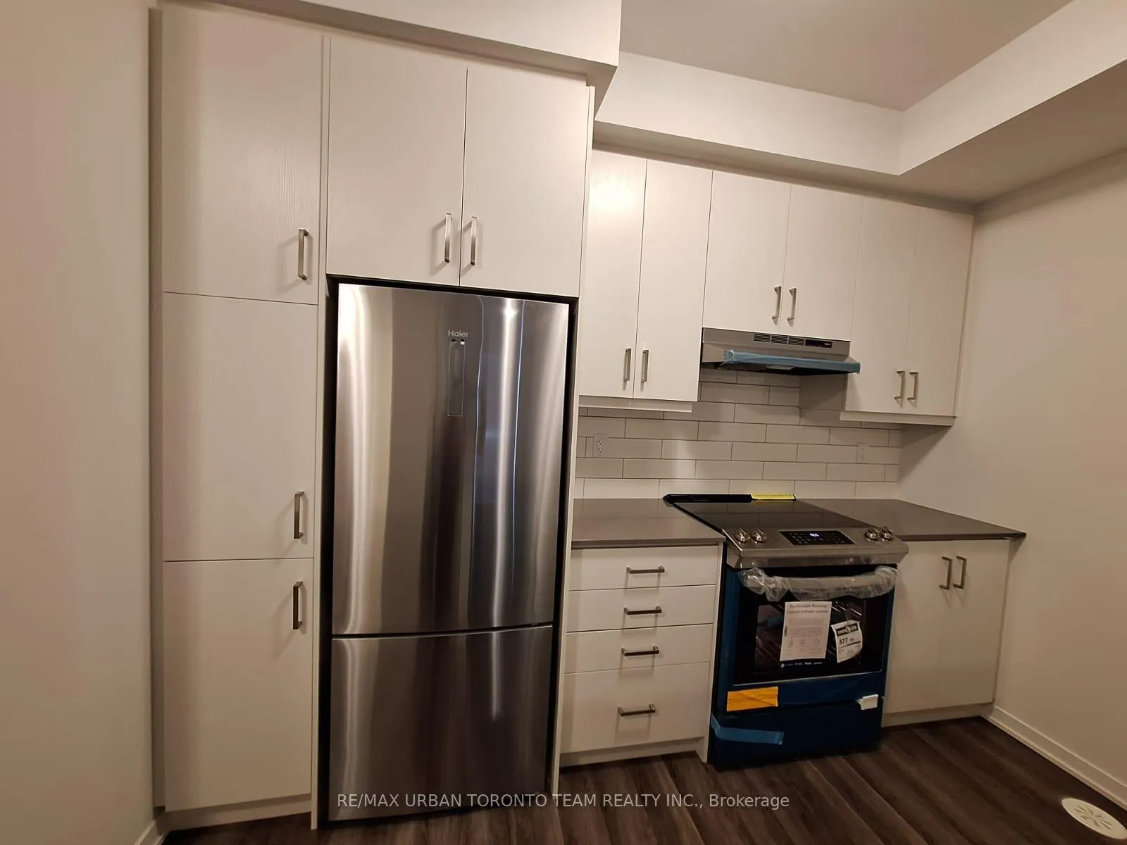 Photo 6 of Unit 308, 130 Honeycrisp Crescent, Vaughan, Vaughan Corporate Centre — HOMEH