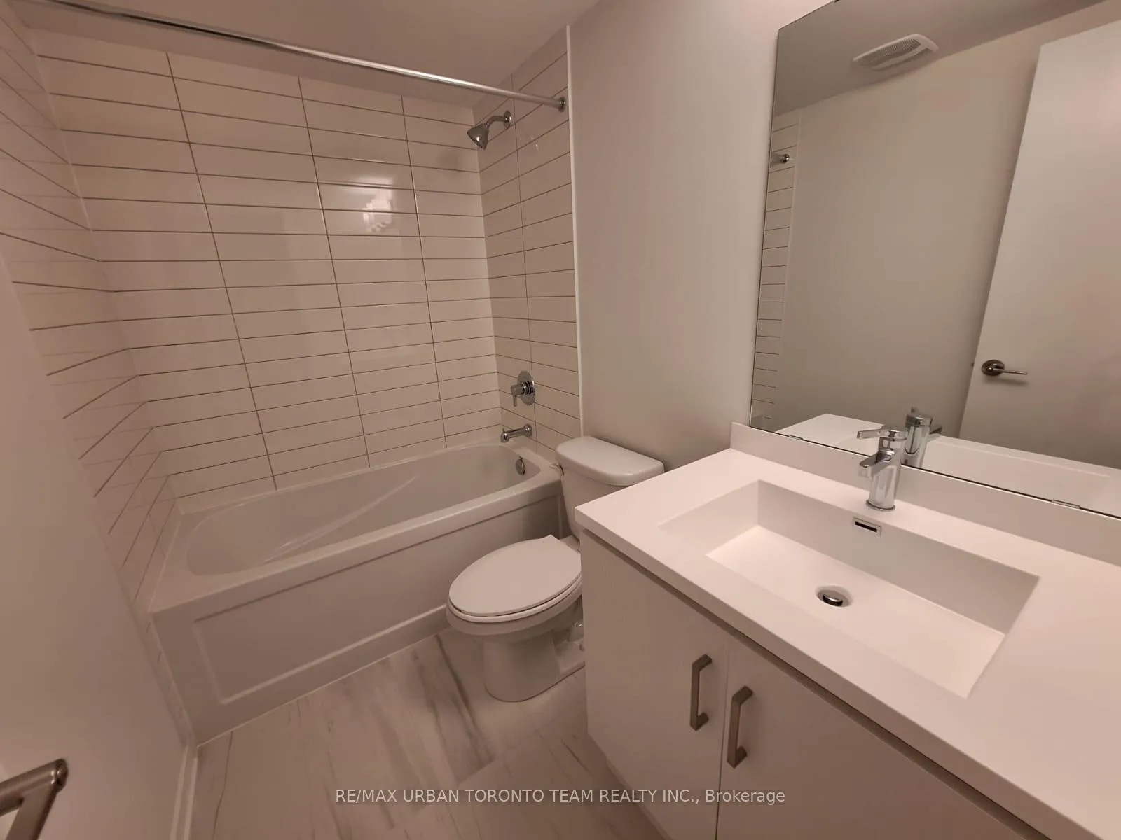 Photo 8 of Unit 308, 130 Honeycrisp Crescent, Vaughan, Vaughan Corporate Centre — HOMEH