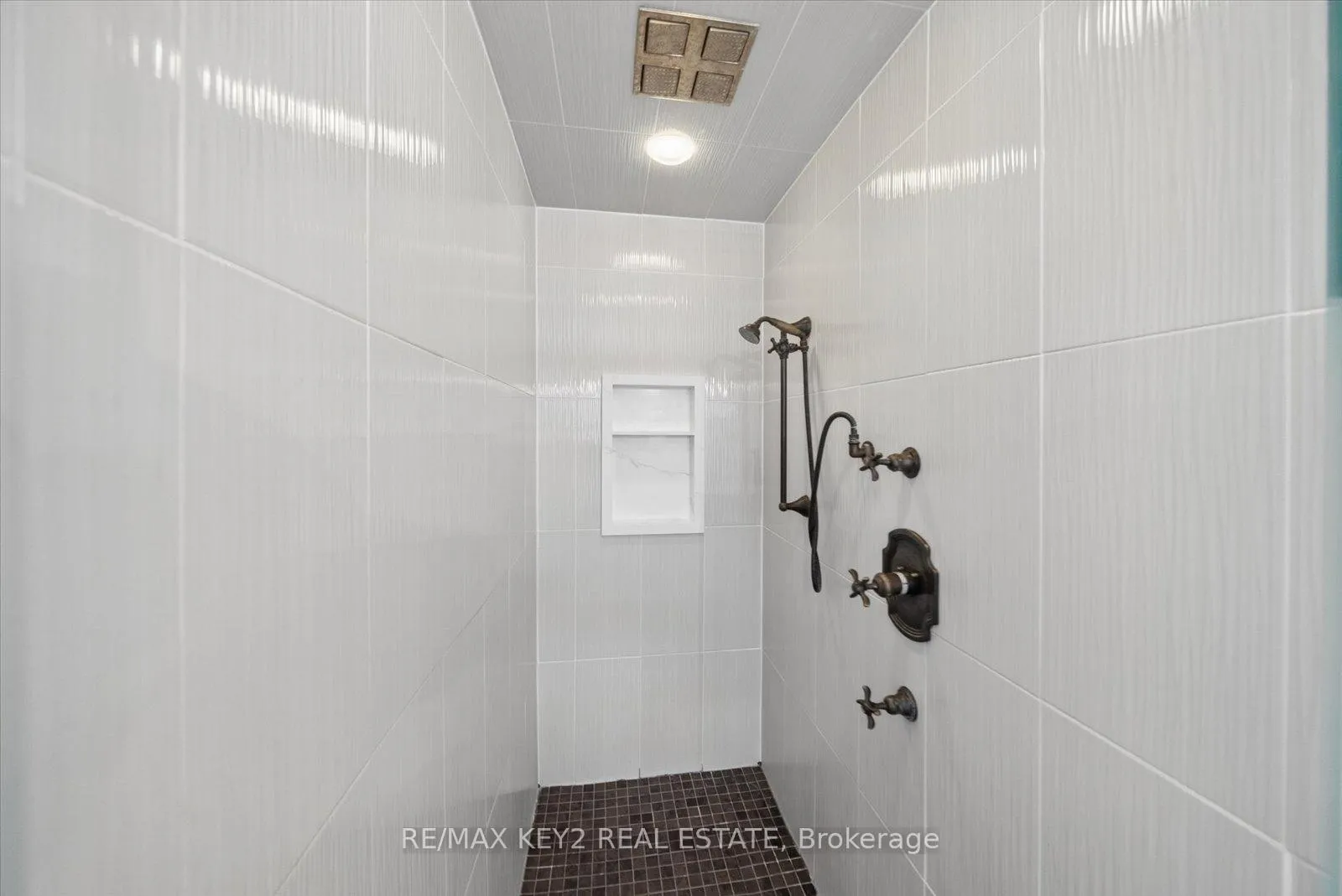 Photo 25 of 421 Pineview Lane, Pickering, Amberlea — HOMEH