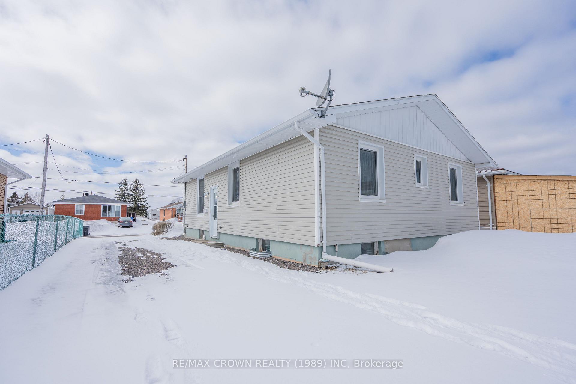 Photo 4 of 37 Wolfe Street, Kapuskasing — HOMEH