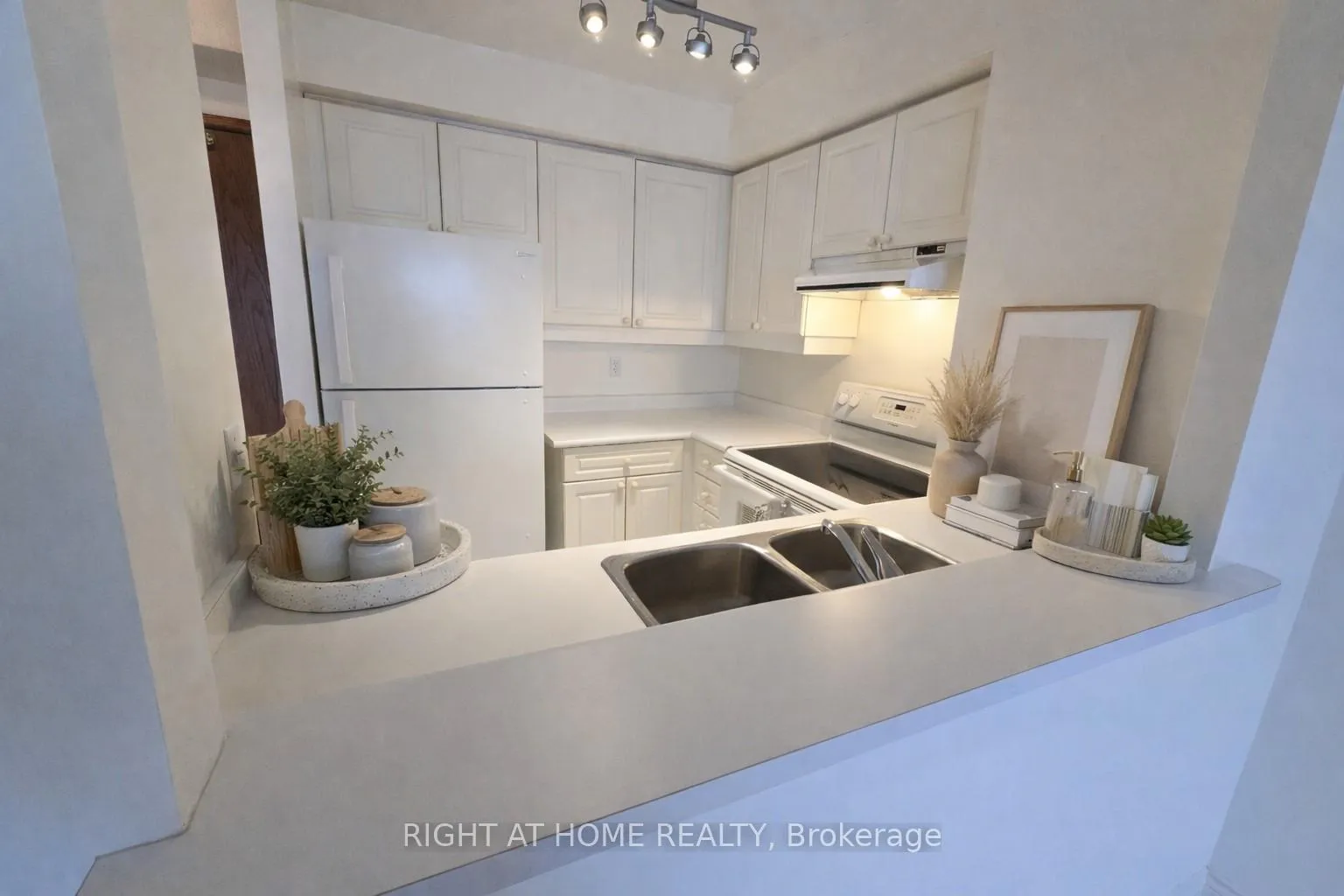 Photo 6 of Unit 1714, 1276 Maple Crossing Boulevard, Burlington, Brant — HOMEH