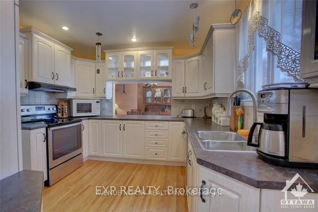 Photo 3 of 15 Saginaw Crescent, Ottawa, Borden Farm/Stewart Farm/Carleton Heights/Parkwood Hills — HOMEH