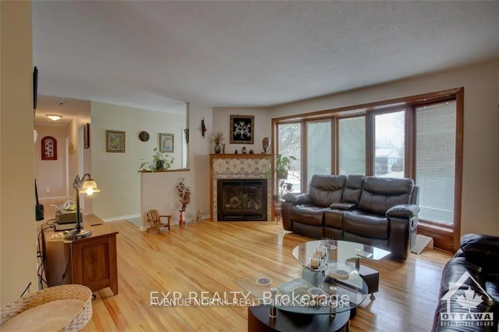 Photo 4 of 15 Saginaw Crescent, Ottawa, Borden Farm/Stewart Farm/Carleton Heights/Parkwood Hills — HOMEH