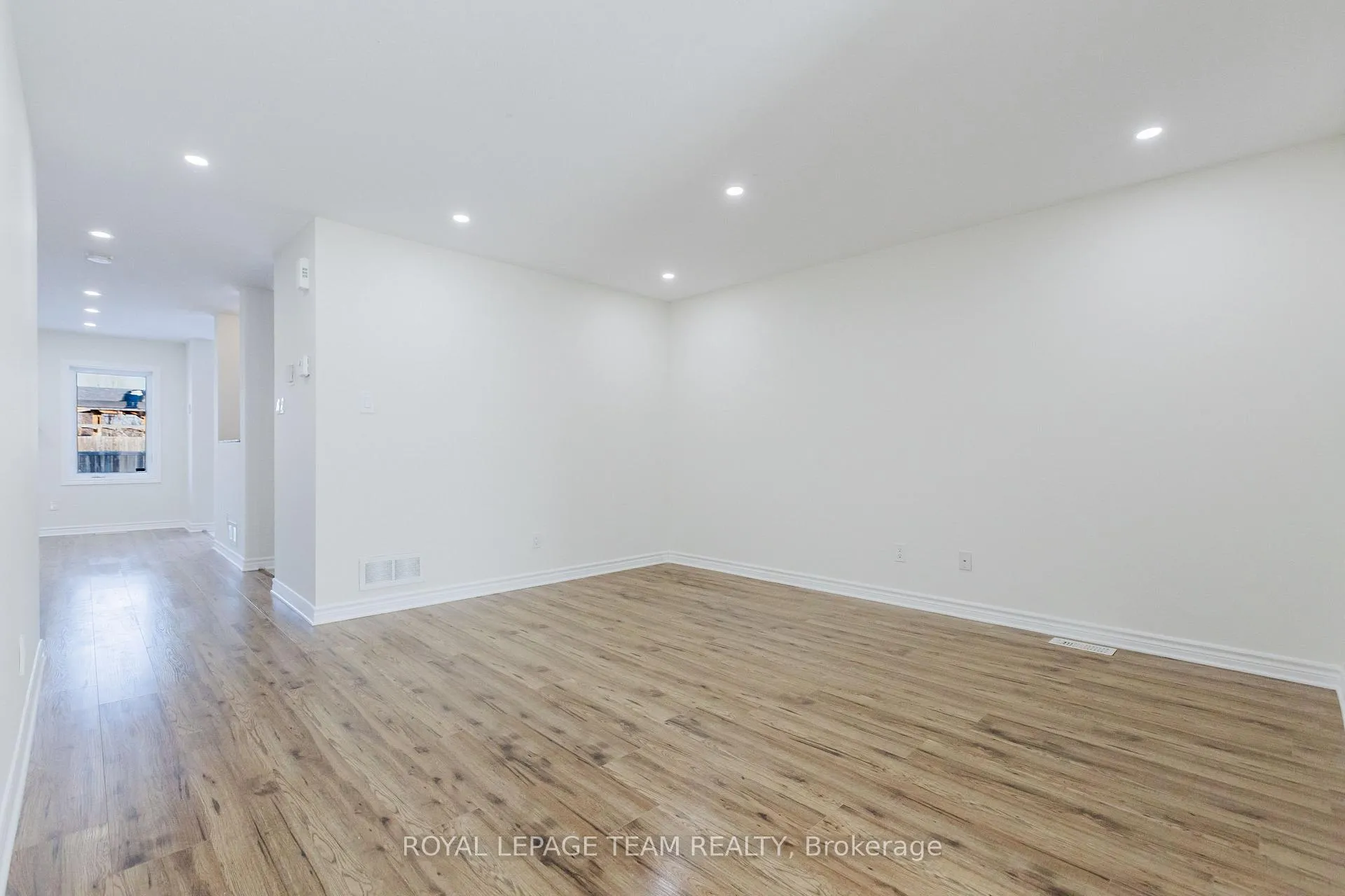 Photo 5 of 637 Clearbrook Drive, Ottawa, Barrhaven - Strandherd — HOMEH