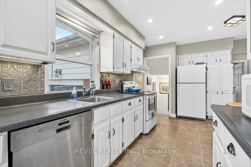 Photo 10 of 399 Pepper Drive, Burlington, Brant — HOMEH