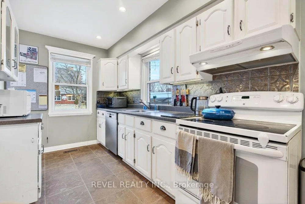 Photo 11 of 399 Pepper Drive, Burlington, Brant — HOMEH
