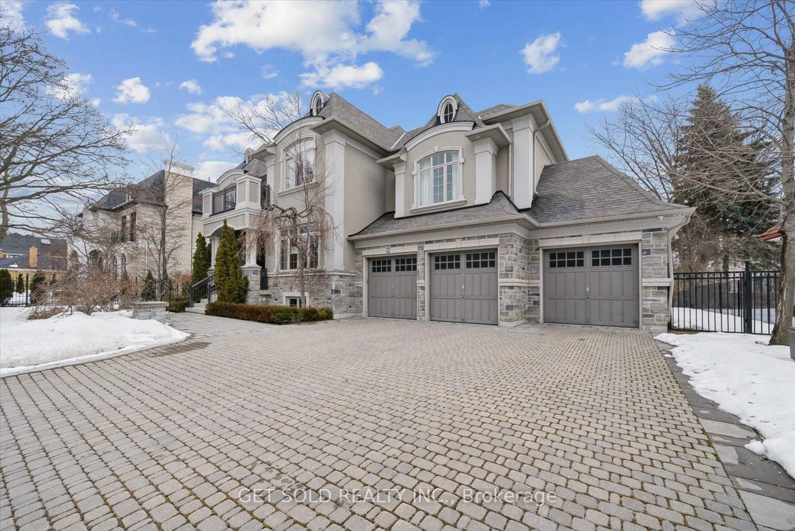 Photo 2 of 8 Thornhill Avenue, Vaughan, Uplands — HOMEH