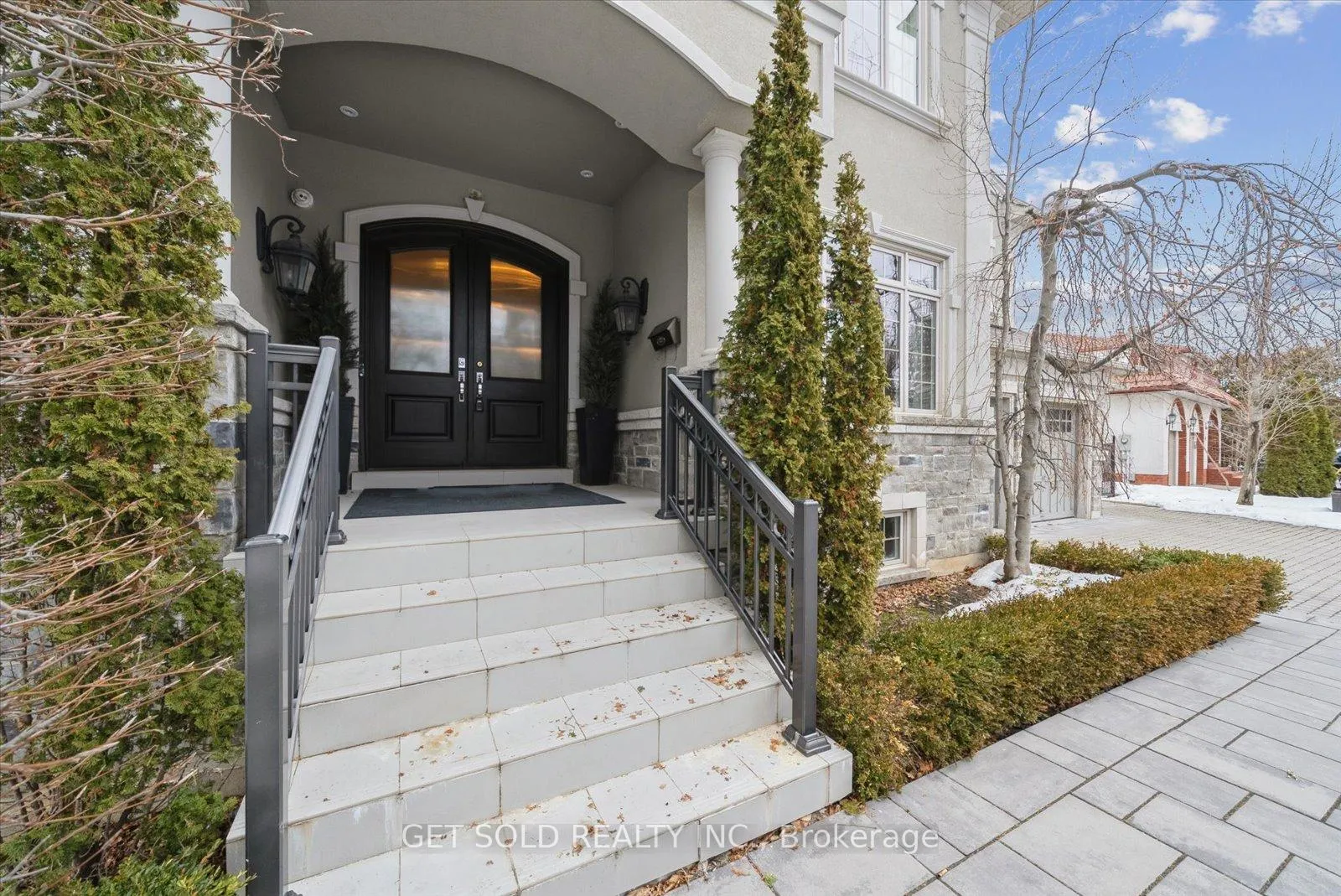 Photo 3 of 8 Thornhill Avenue, Vaughan, Uplands — HOMEH