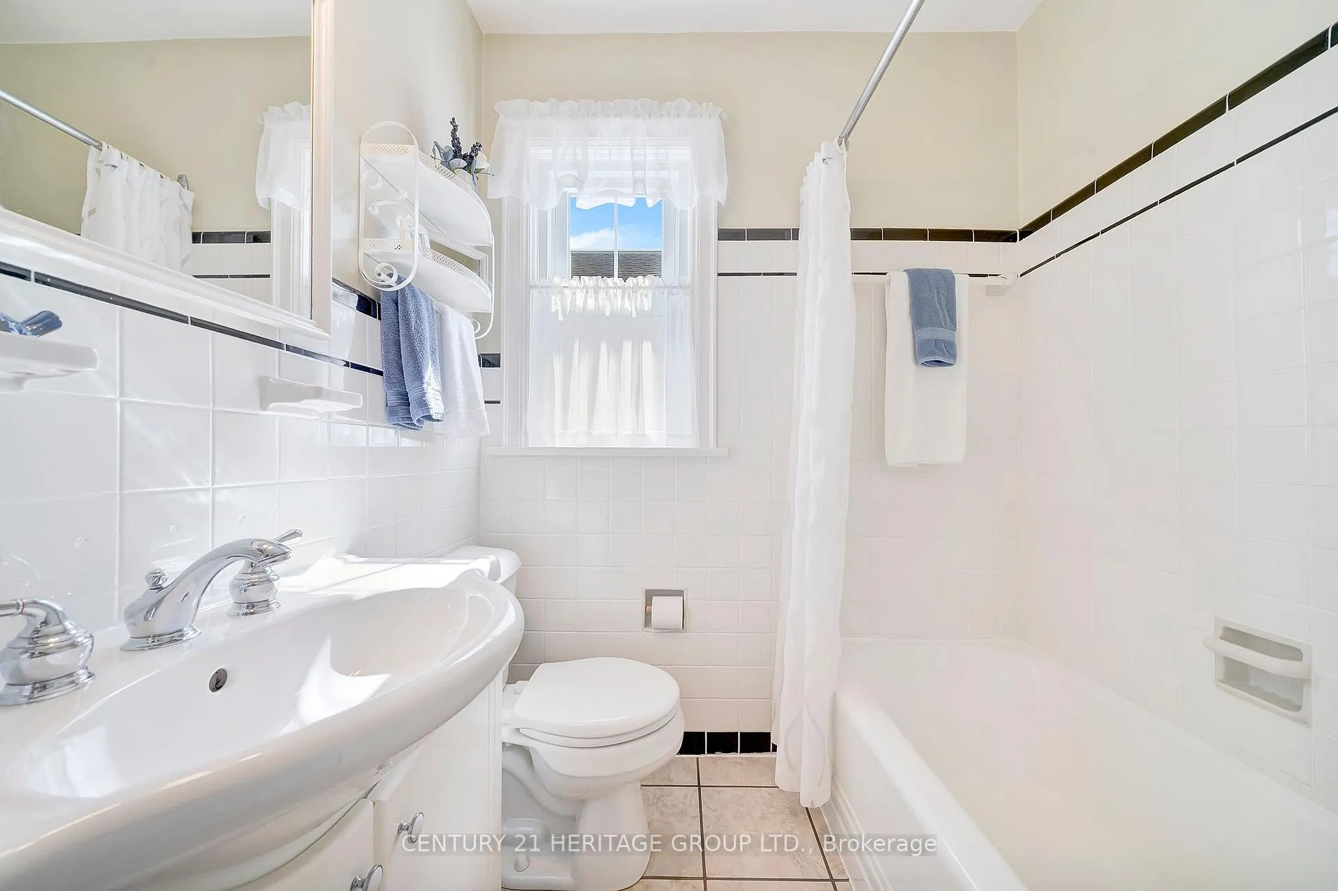 Photo 12 of 22 Churchill Avenue, Hamilton, Centremount — HOMEH