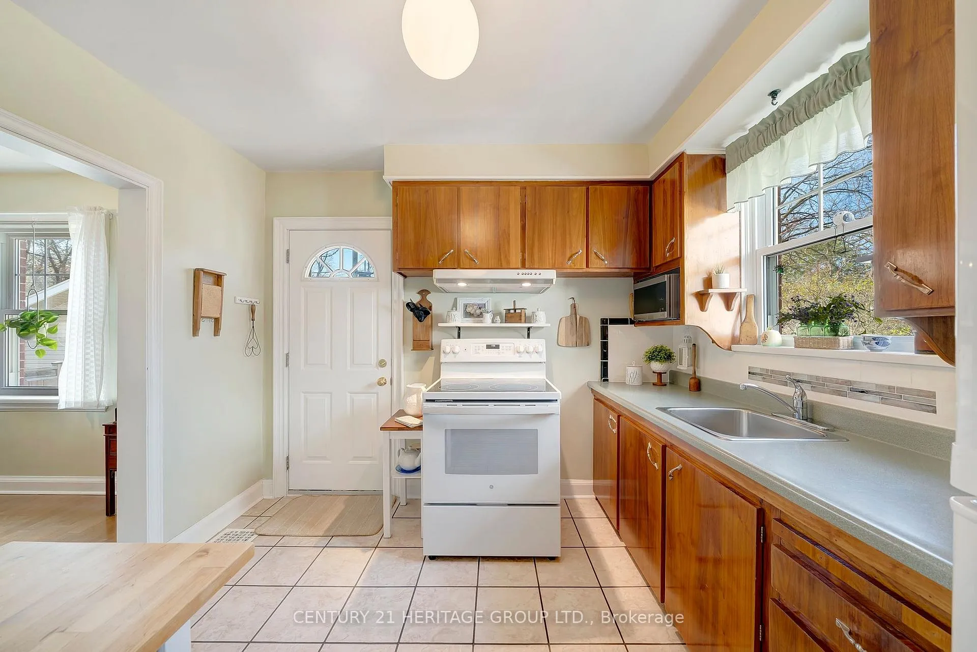 Photo 16 of 22 Churchill Avenue, Hamilton, Centremount — HOMEH