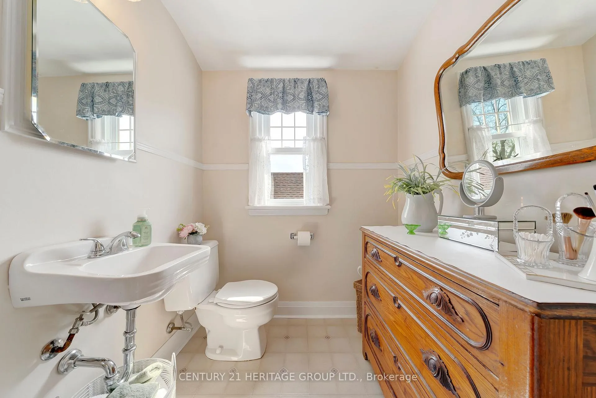 Photo 21 of 22 Churchill Avenue, Hamilton, Centremount — HOMEH