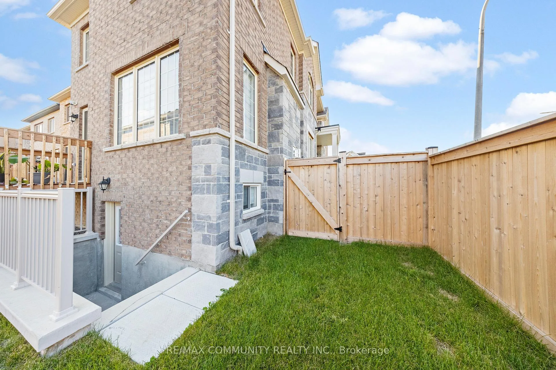 Photo 4 of 1089 Orenda Street, Pickering, Rural Pickering — HOMEH