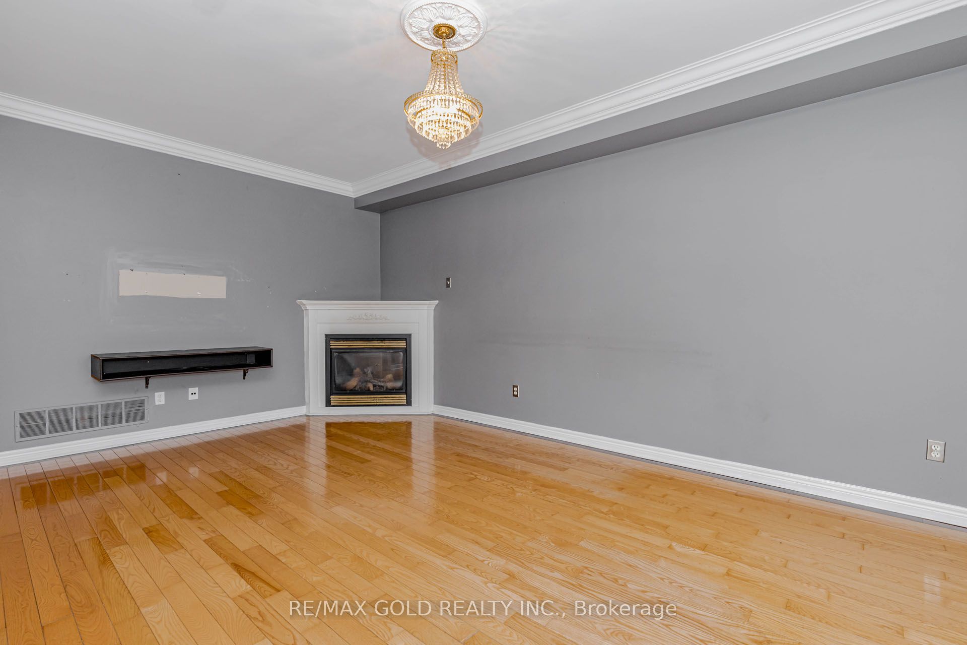 Photo 8 of 64 Mossgrove Crescent, Brampton, Northwest Sandalwood Parkway — HOMEH