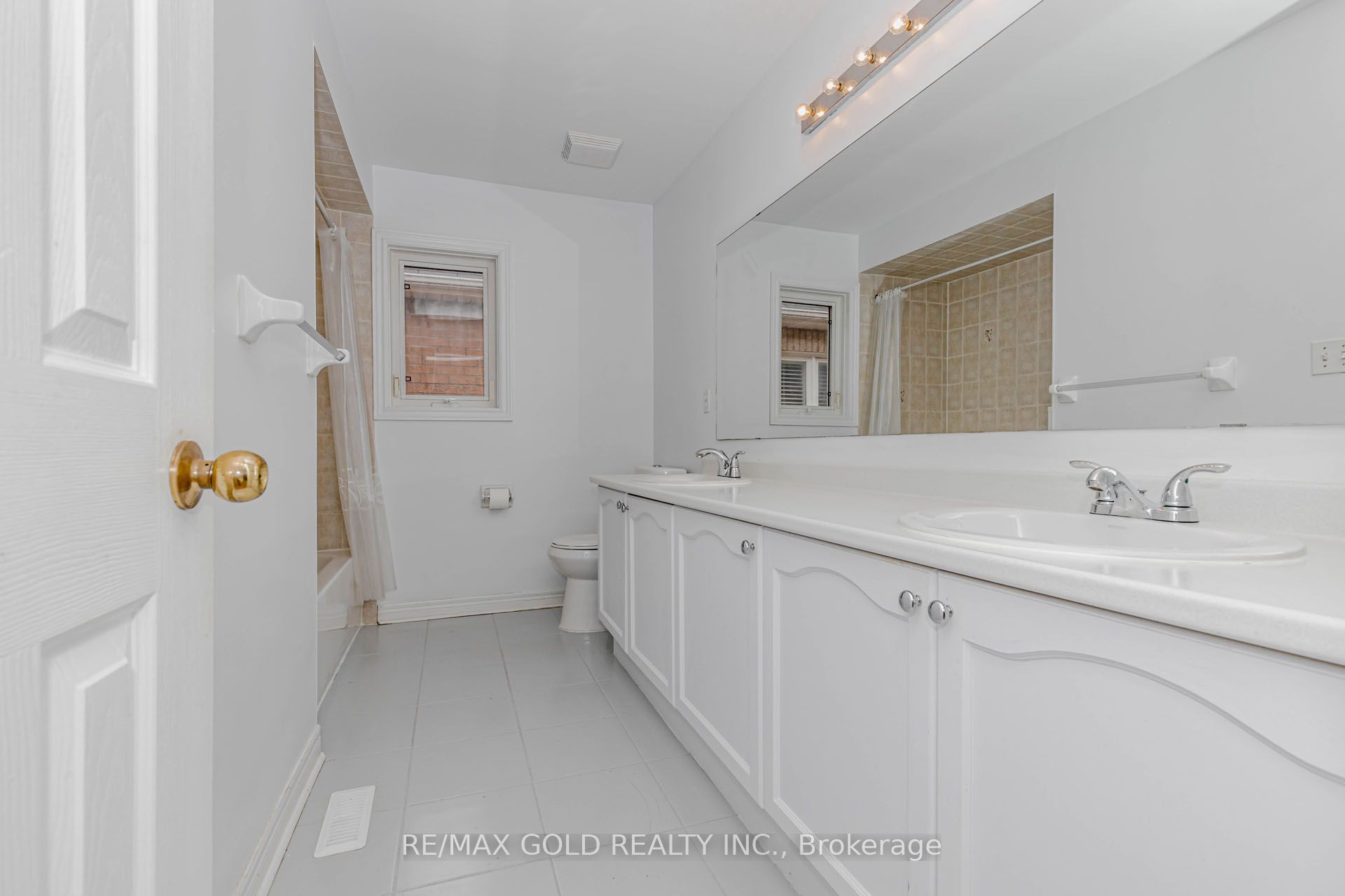 Photo 32 of 64 Mossgrove Crescent, Brampton, Northwest Sandalwood Parkway — HOMEH