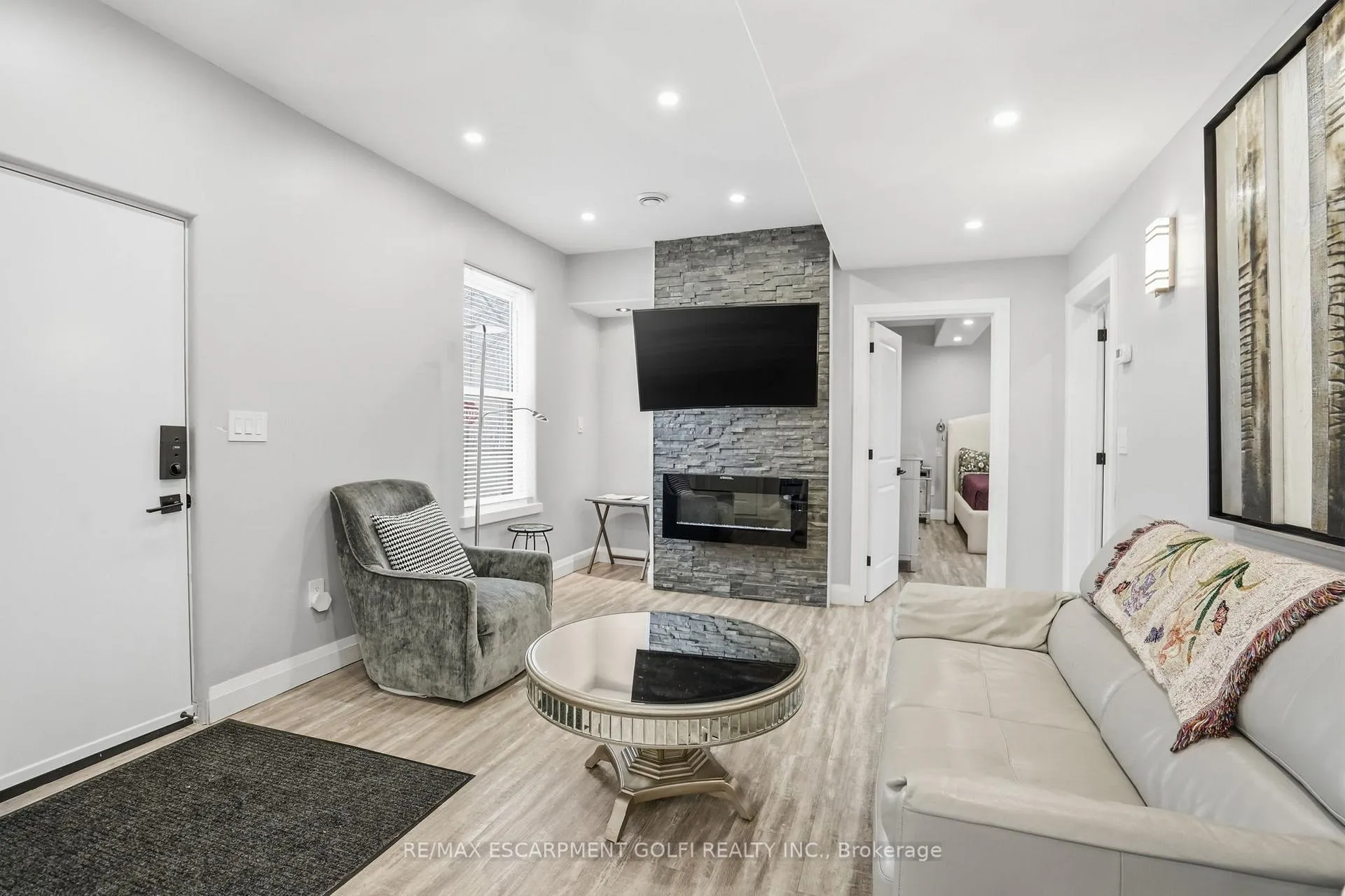 Photo 2 of Unit UPPER, 4733 River Road, Niagara Falls, Downtown — HOMEH