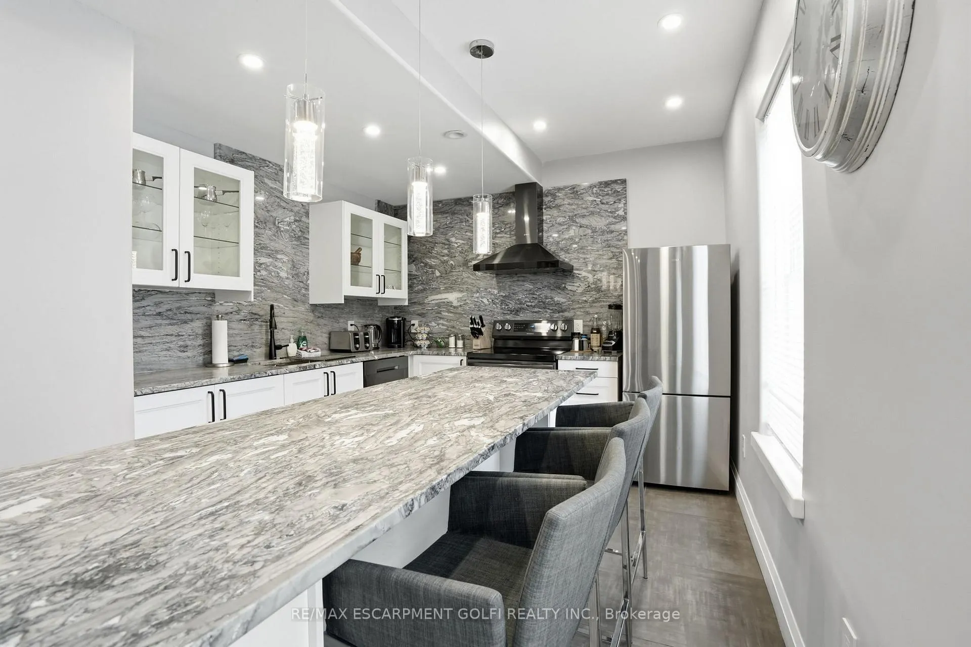 Photo 3 of Unit UPPER, 4733 River Road, Niagara Falls, Downtown — HOMEH