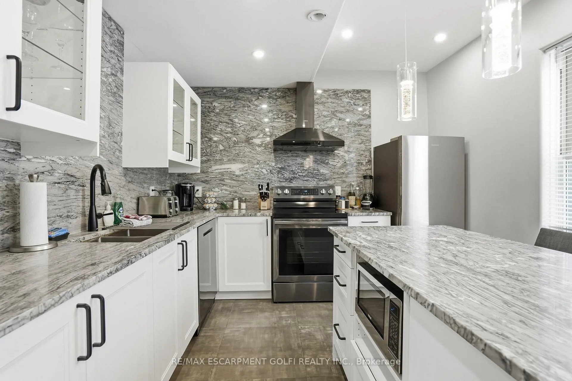 Photo 4 of Unit UPPER, 4733 River Road, Niagara Falls, Downtown — HOMEH