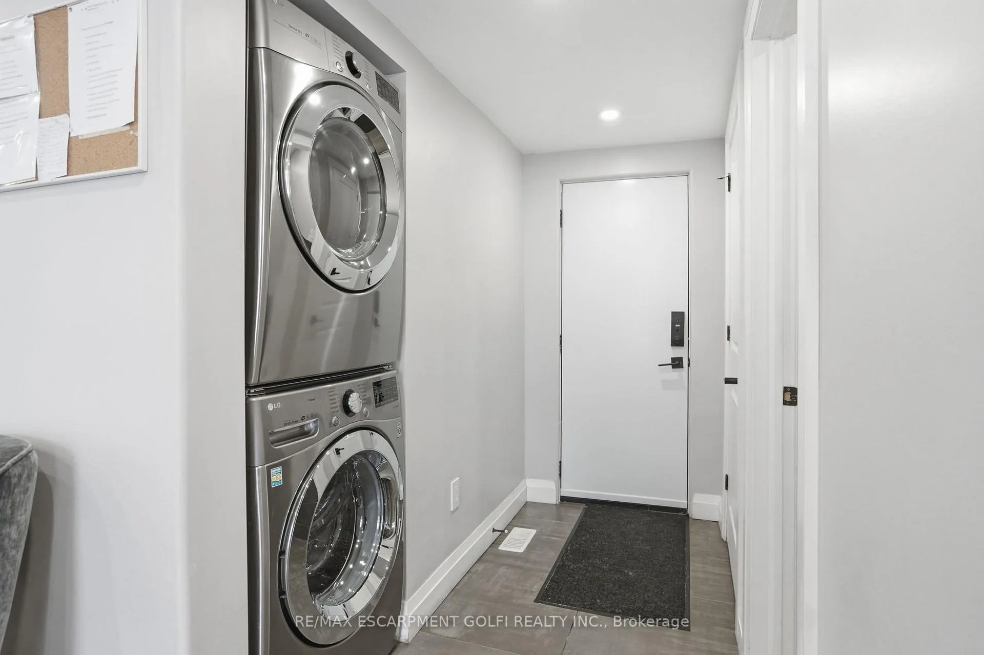 Photo 5 of Unit UPPER, 4733 River Road, Niagara Falls, Downtown — HOMEH