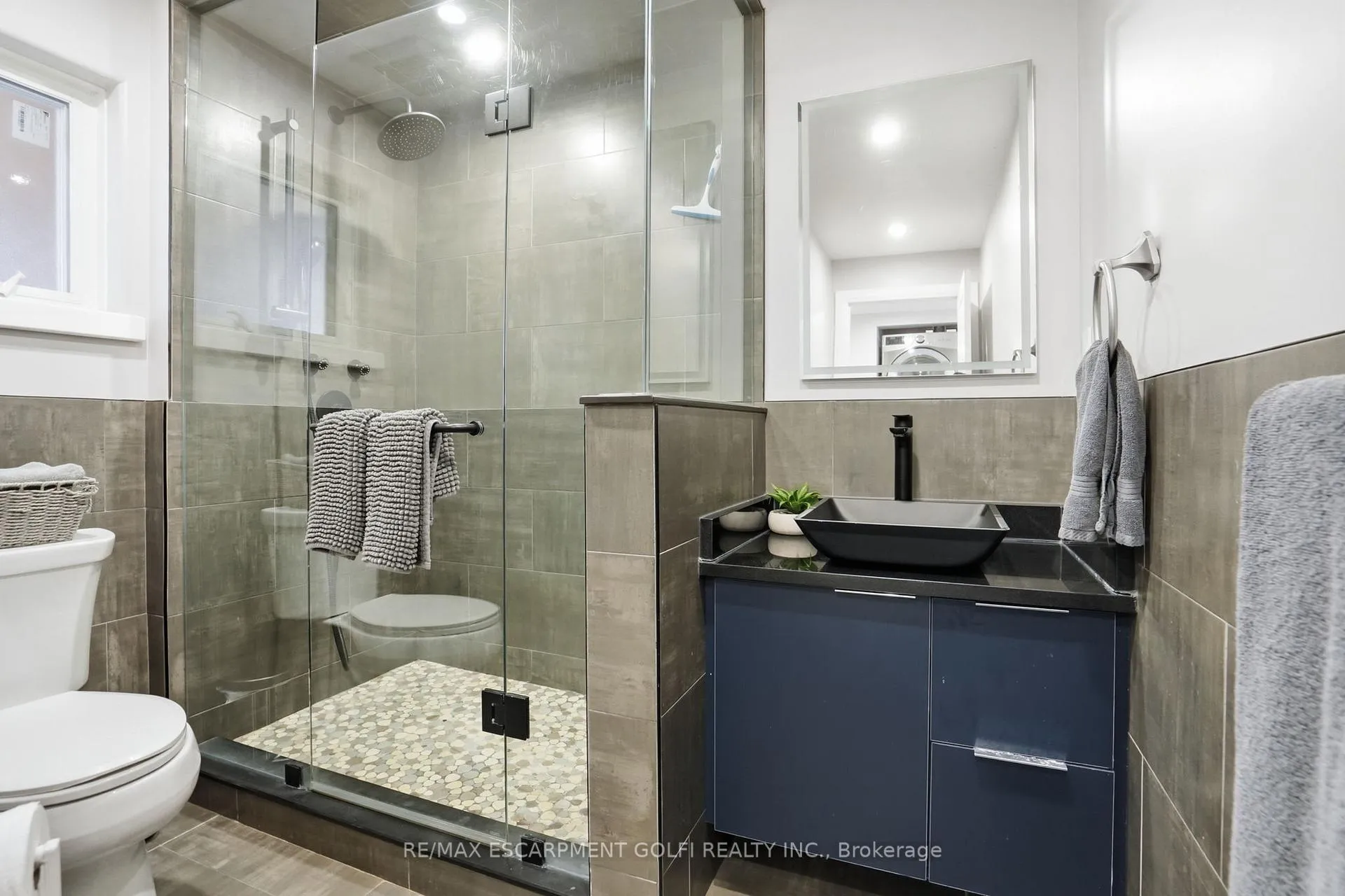 Photo 6 of Unit UPPER, 4733 River Road, Niagara Falls, Downtown — HOMEH