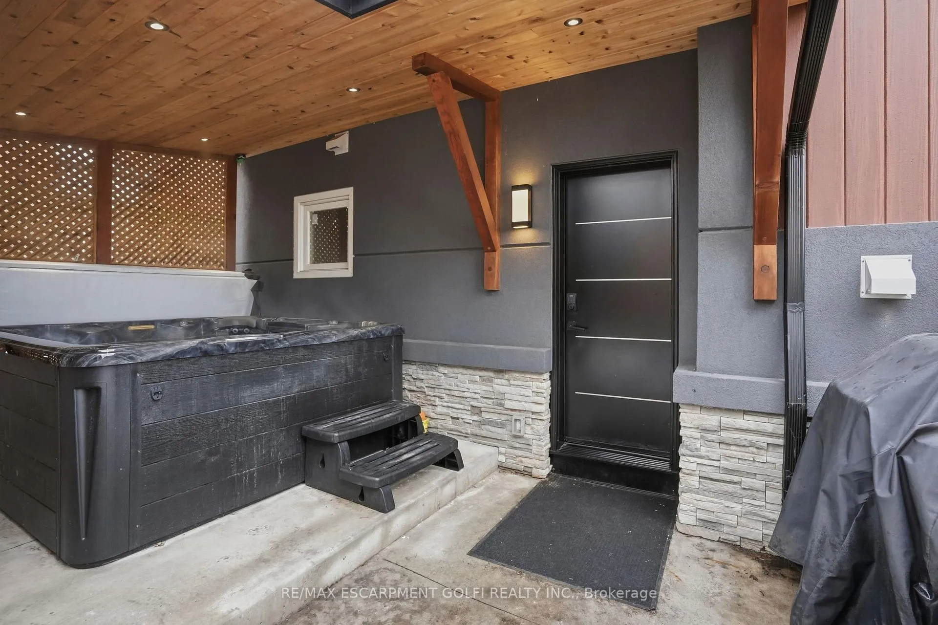 Photo 10 of Unit UPPER, 4733 River Road, Niagara Falls, Downtown — HOMEH