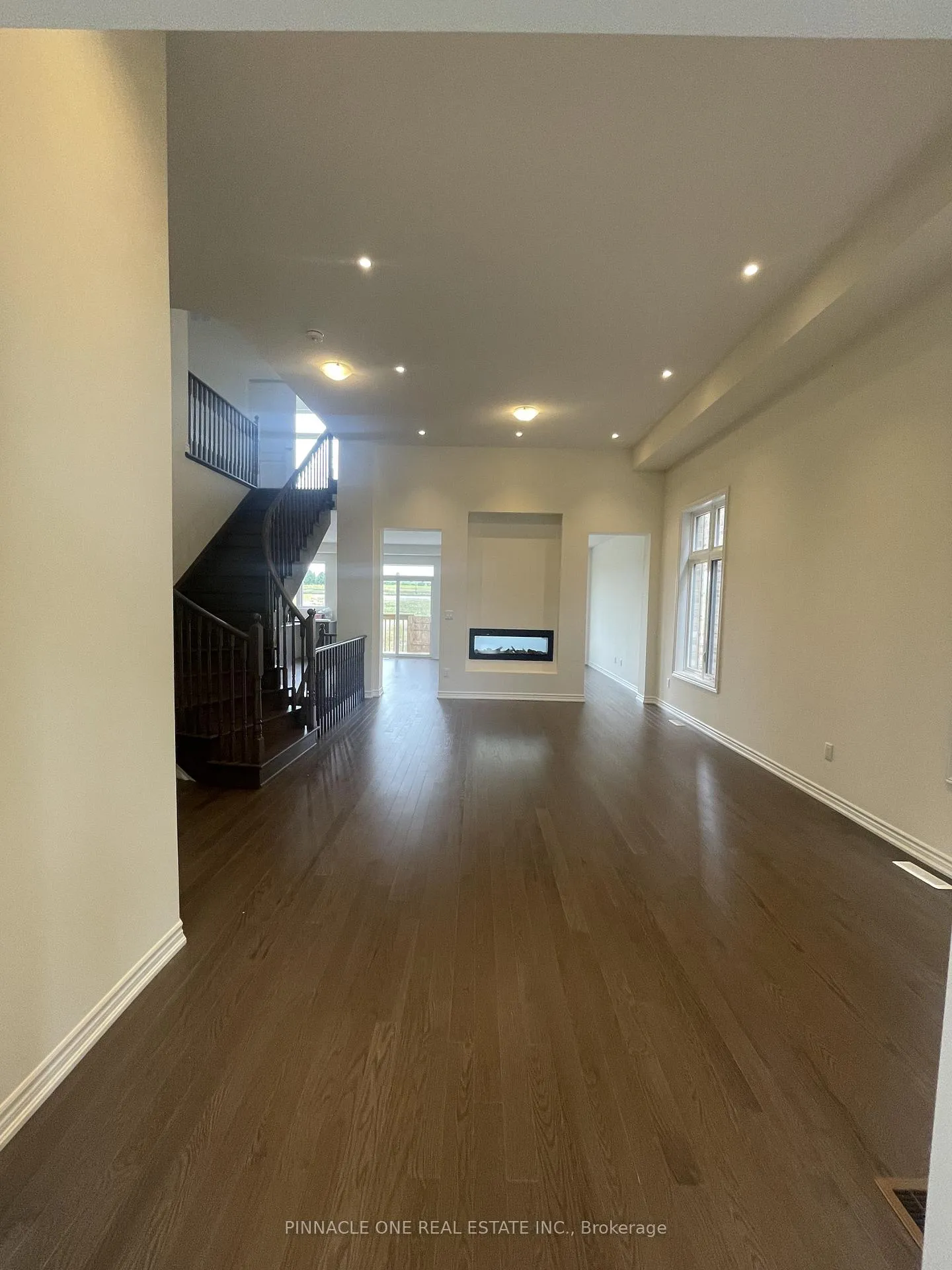 Photo 3 of 913 Rexton Drive, Oshawa, Kedron — HOMEH