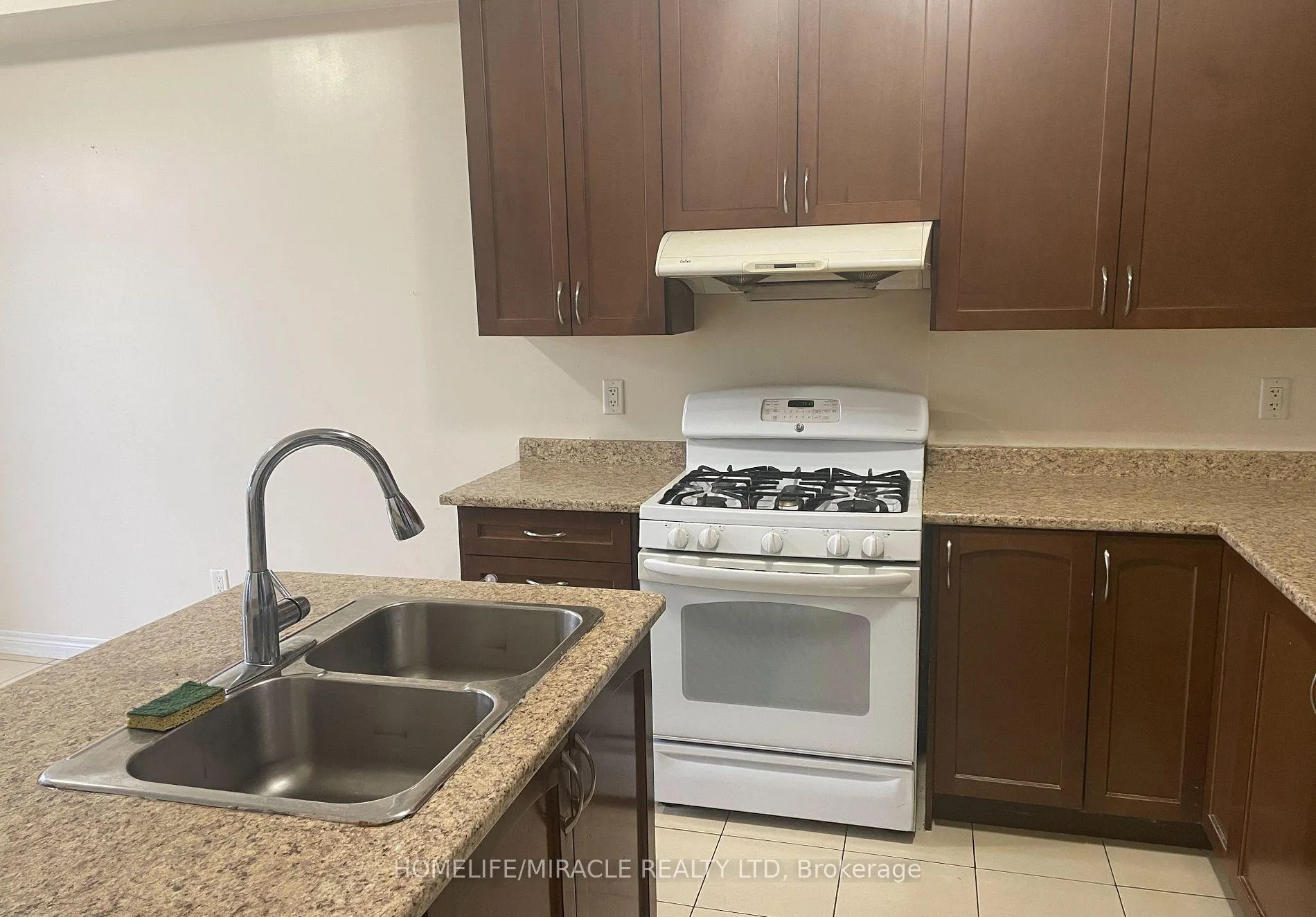 Photo 10 of 46 Naperton Drive, Brampton, Sandringham-Wellington — HOMEH