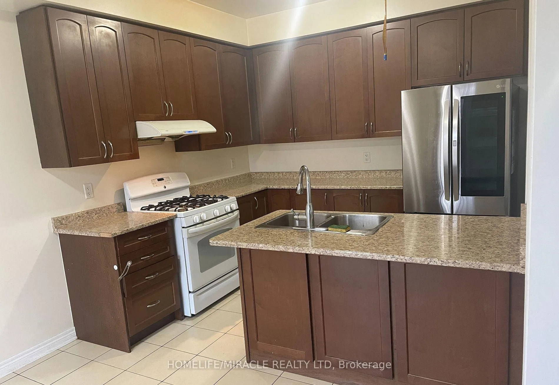Photo 11 of 46 Naperton Drive, Brampton, Sandringham-Wellington — HOMEH