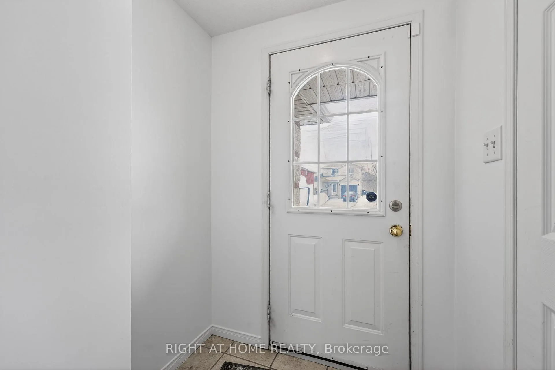Photo 6 of 27 Booth Lane, Barrie, Rural Barrie Southeast — HOMEH