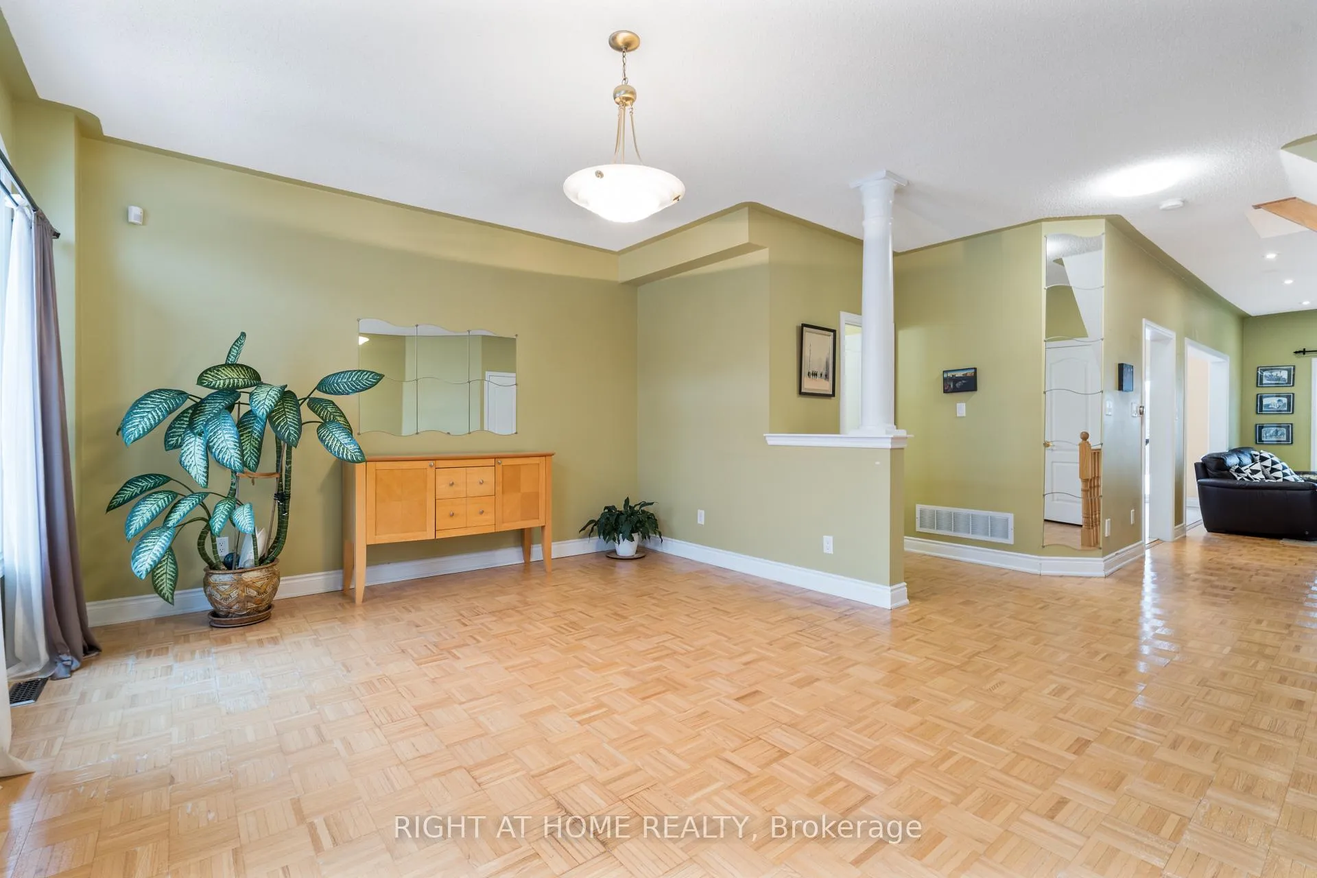 Photo 5 of 16 Honeywood Road, Vaughan, Patterson — HOMEH