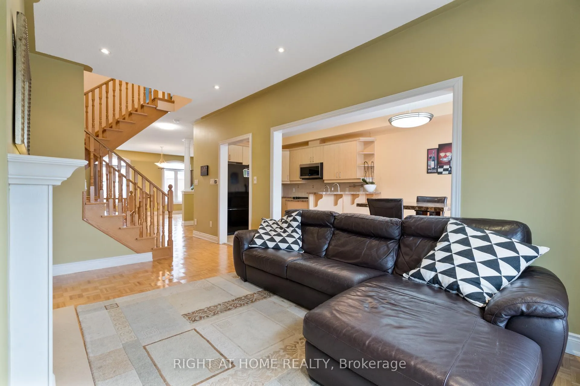 Photo 8 of 16 Honeywood Road, Vaughan, Patterson — HOMEH