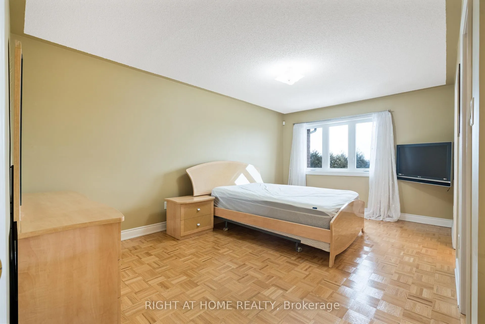 Photo 14 of 16 Honeywood Road, Vaughan, Patterson — HOMEH