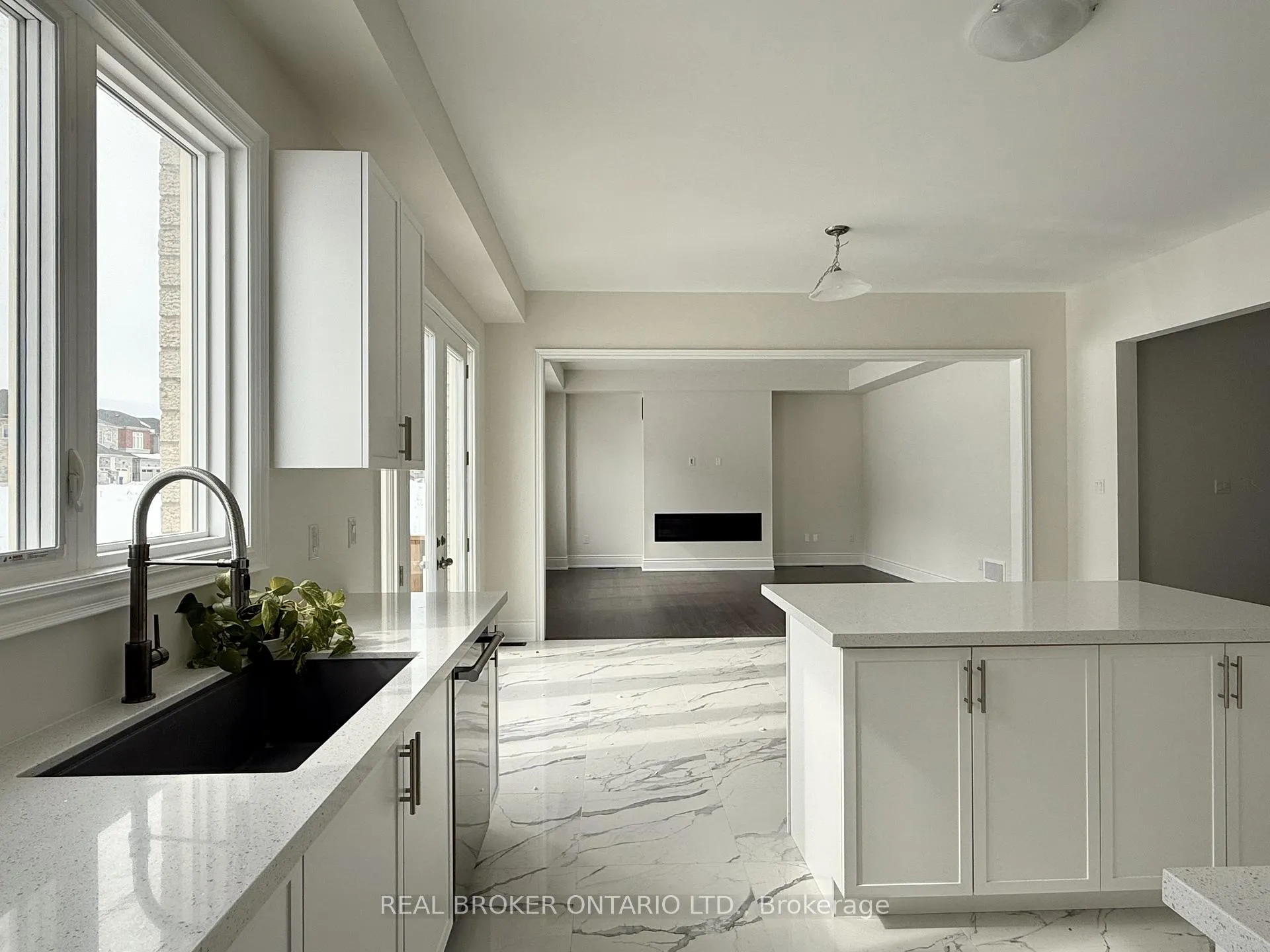 Photo 3 of 33 Cecil Saunders Drive, Georgina, Keswick South — HOMEH
