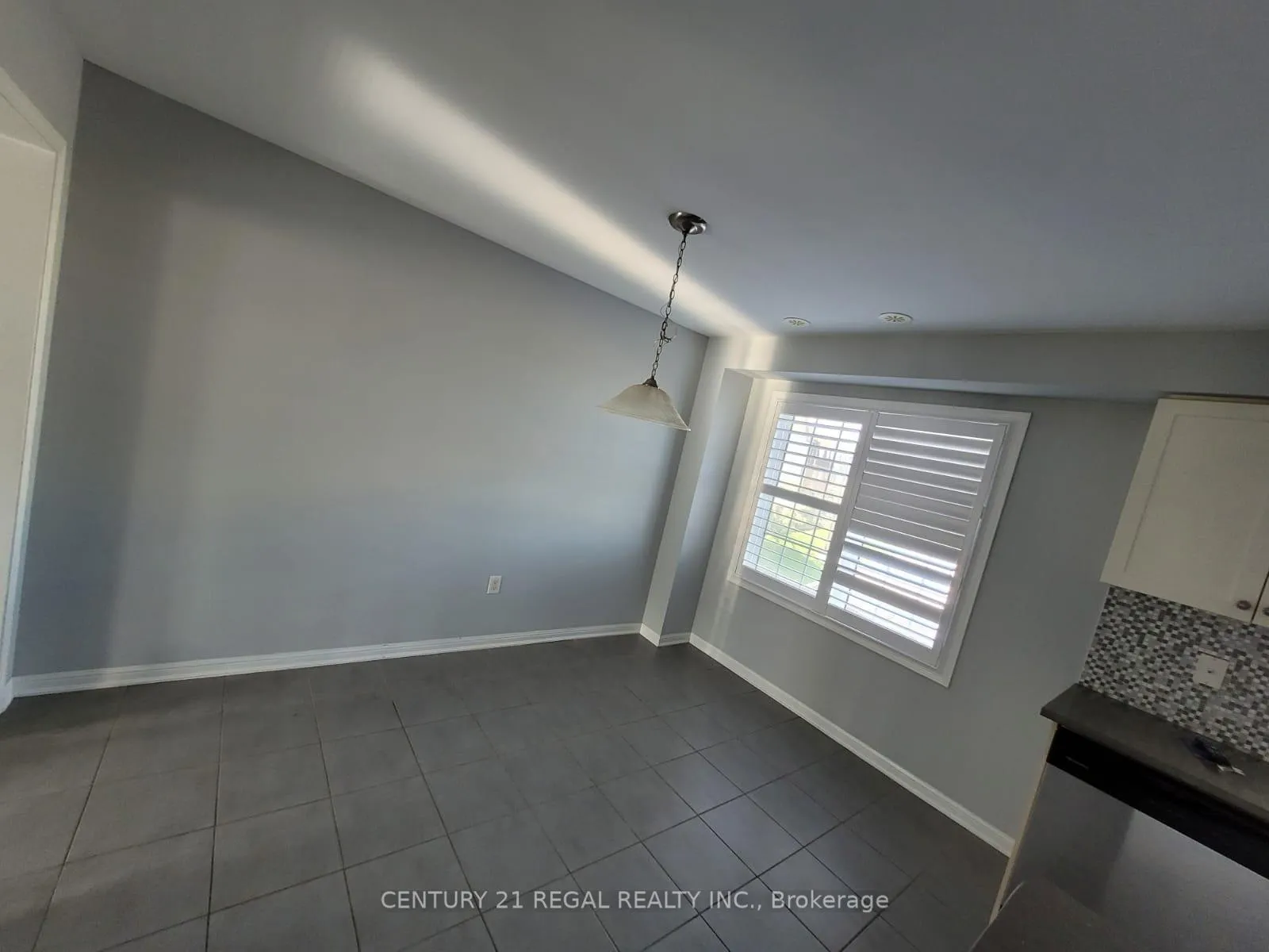 Photo 2 of 35 Vanhorne Close, Brampton, Northwest Brampton — HOMEH