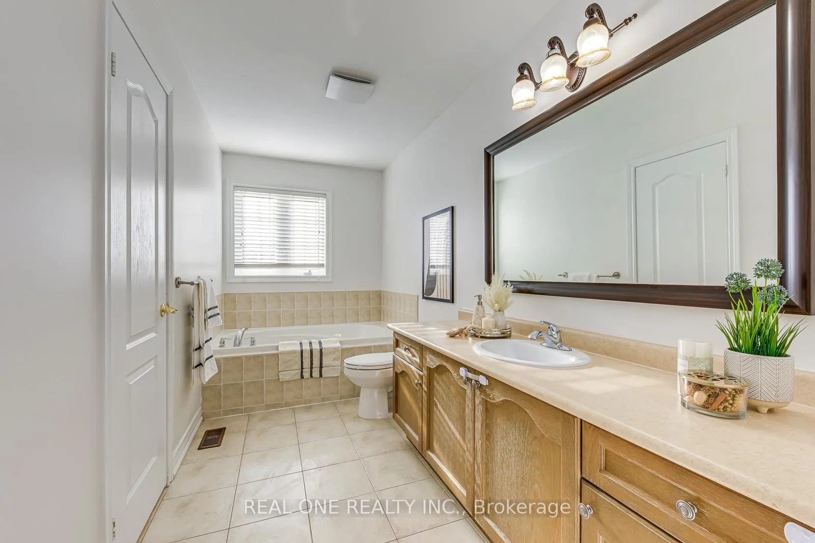 Photo 31 of 1331 Kestell Boulevard, Oakville, Joshua Creek — HOMEH