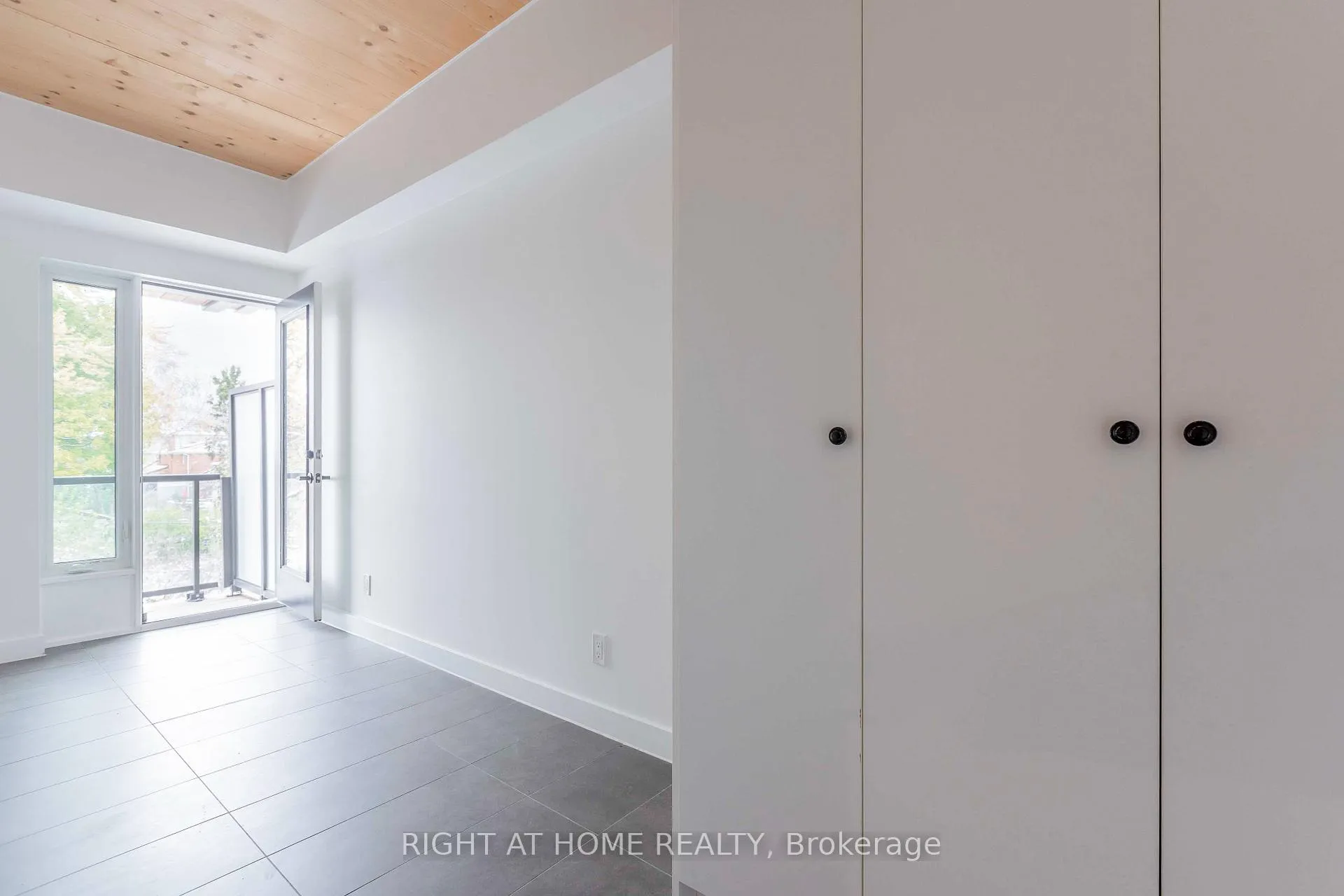 Photo 4 of Unit 302, 1598 Queen Street E, Toronto, Greenwood-Coxwell — HOMEH