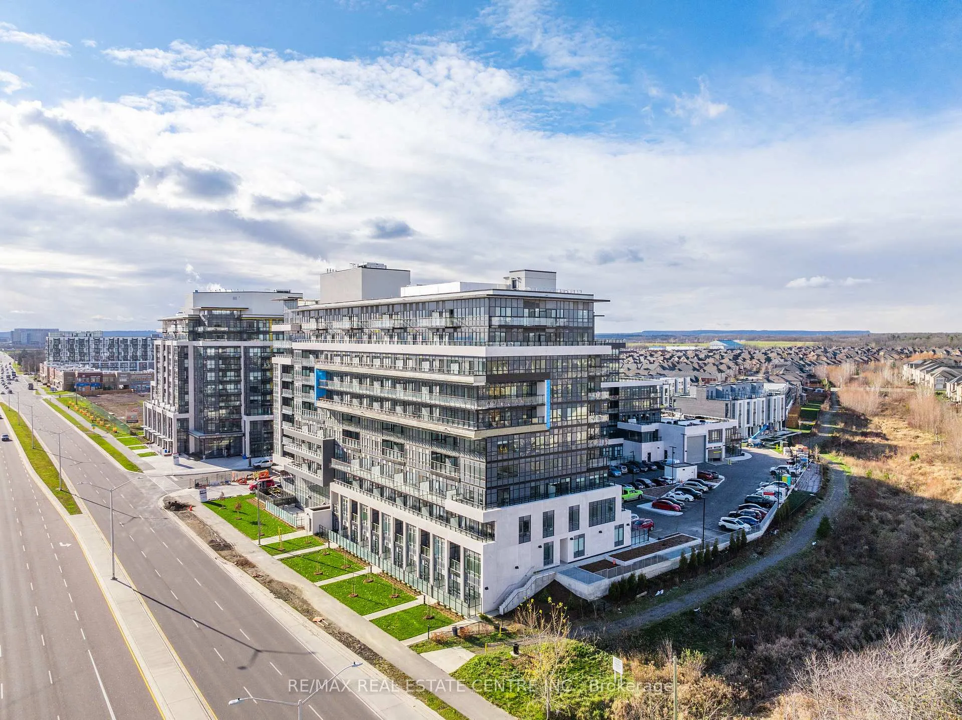 Front of Unit Lph23, 395 Dundas Street