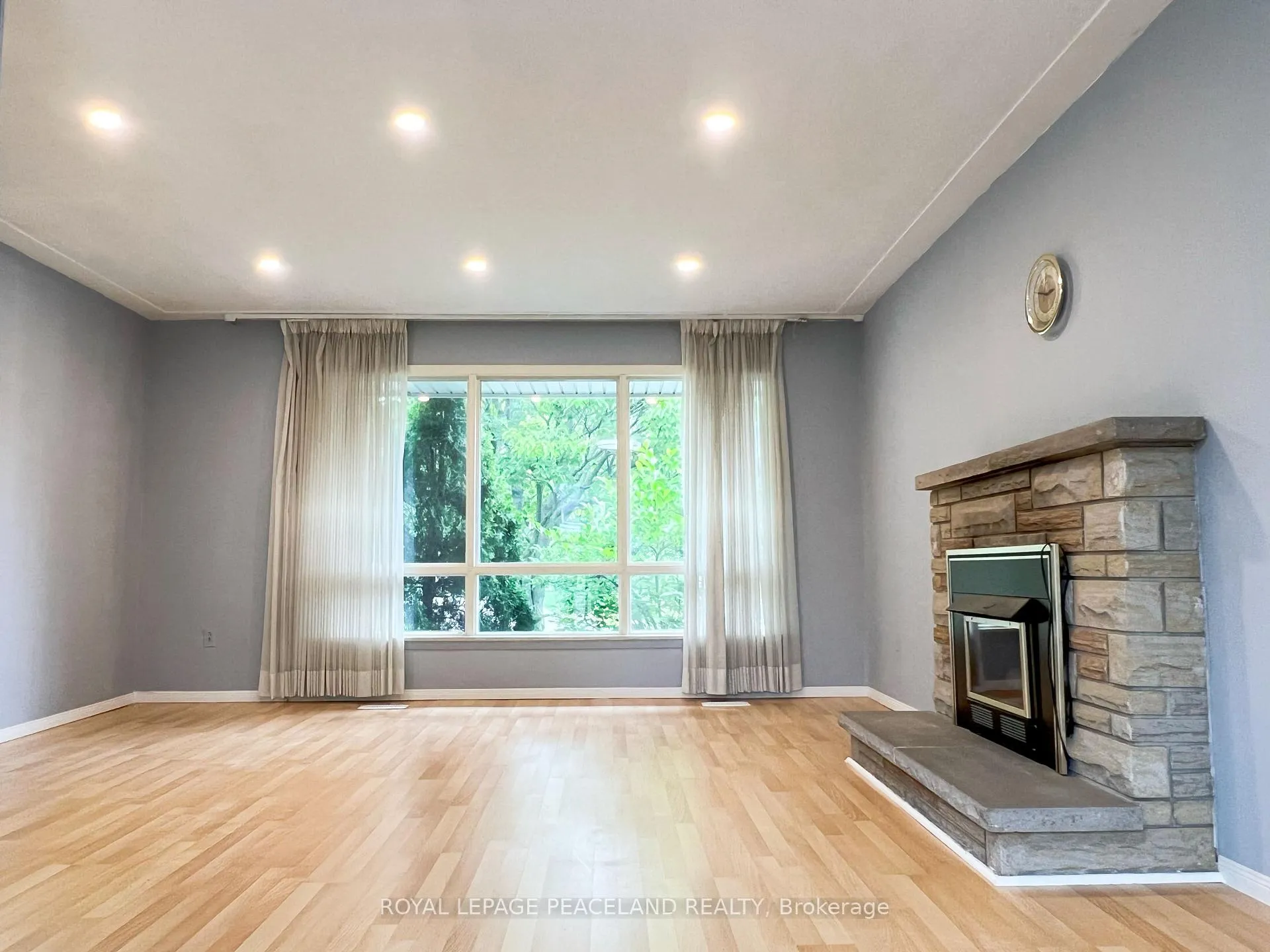 Photo 2 of 403 Denlow Avenue, Hamilton, Westcliffe — HOMEH