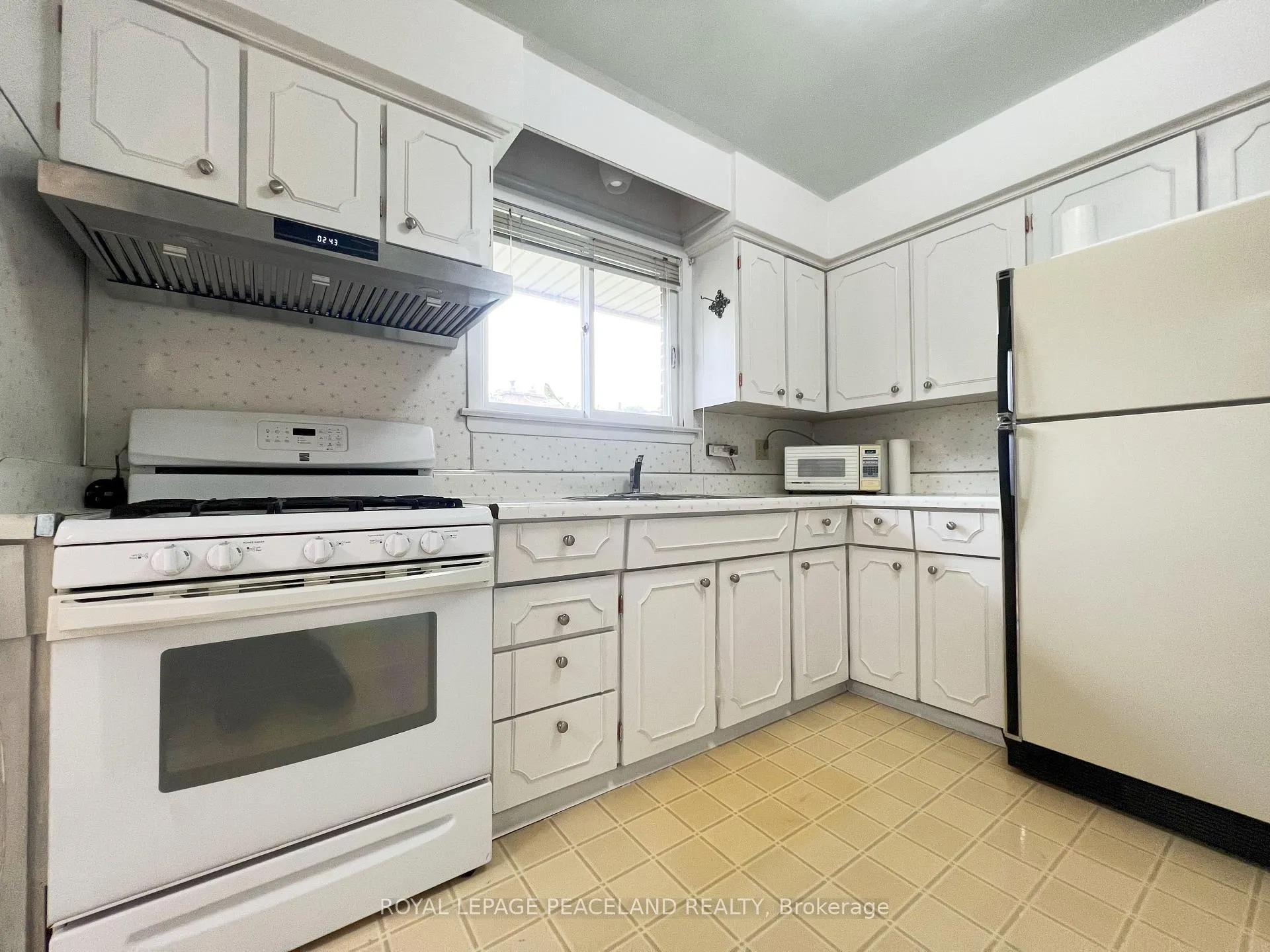 Photo 3 of 403 Denlow Avenue, Hamilton, Westcliffe — HOMEH