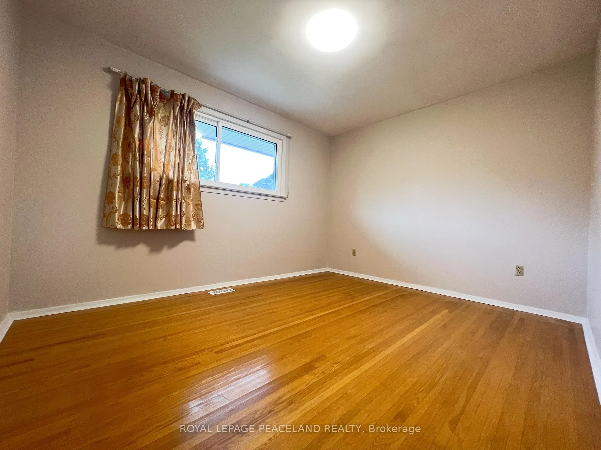 Photo 9 of 403 Denlow Avenue, Hamilton, Westcliffe — HOMEH