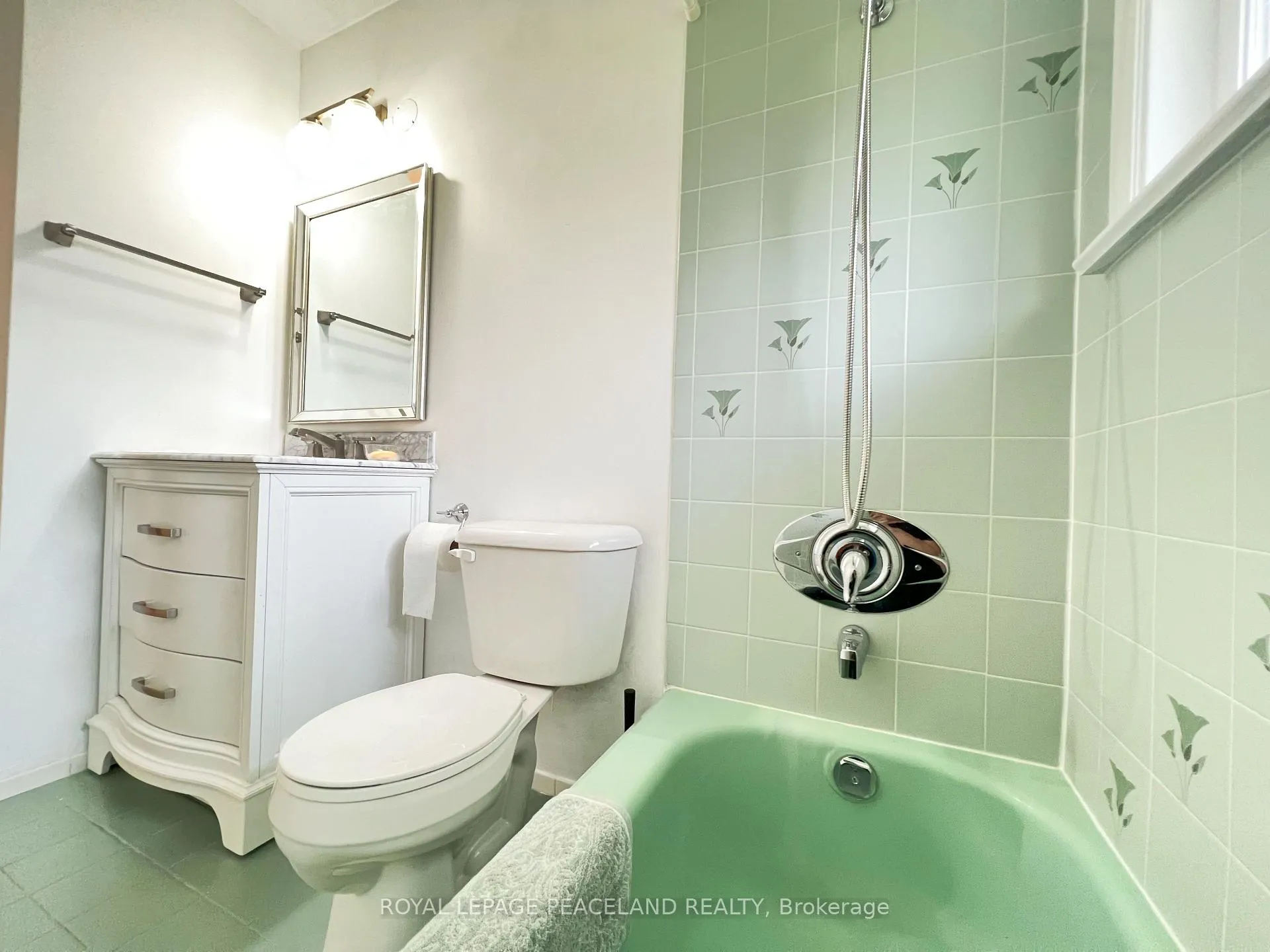 Photo 14 of 403 Denlow Avenue, Hamilton, Westcliffe — HOMEH