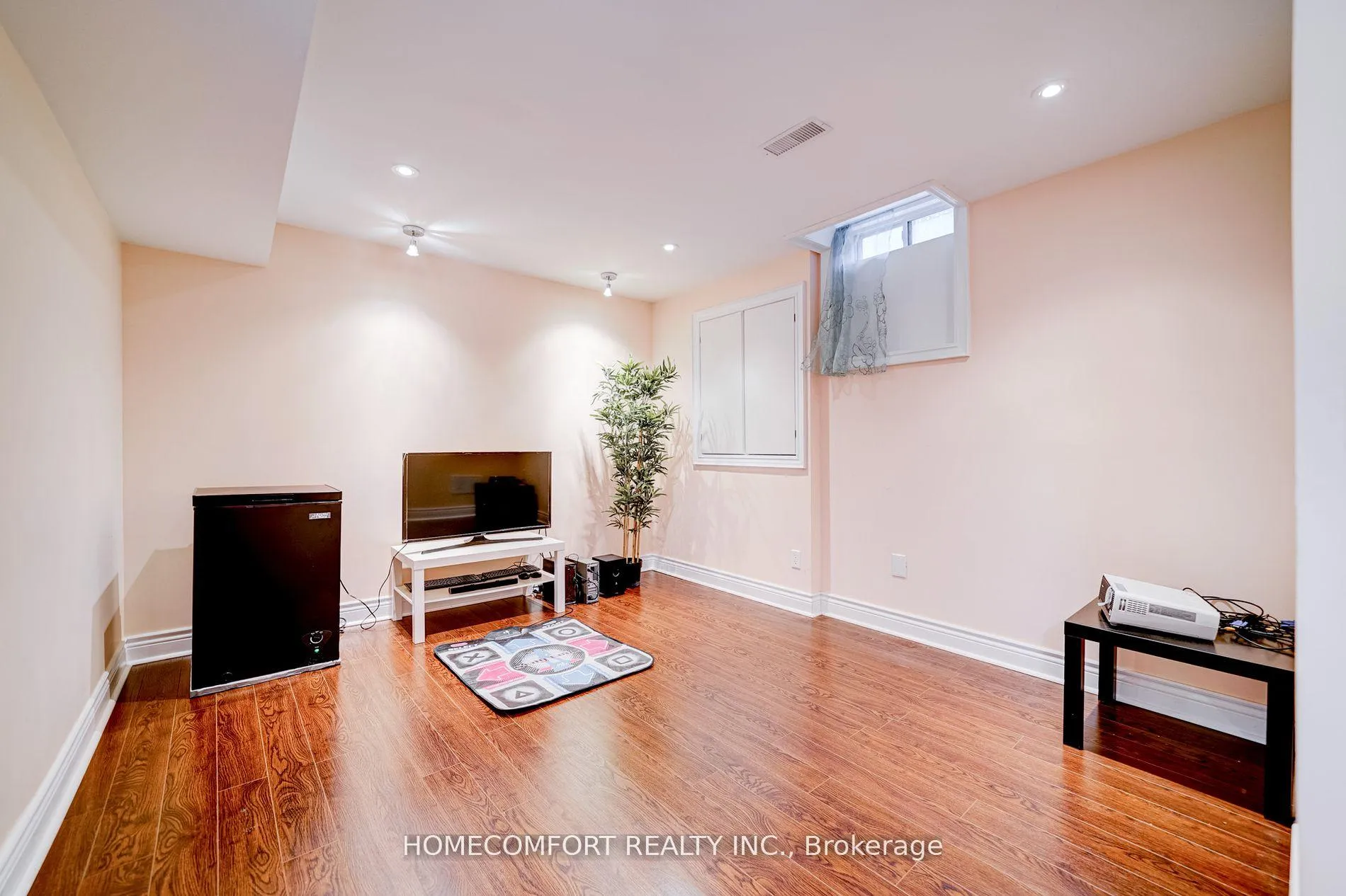 Photo 8 of 26 Belgrave Square, Markham, Berczy — HOMEH