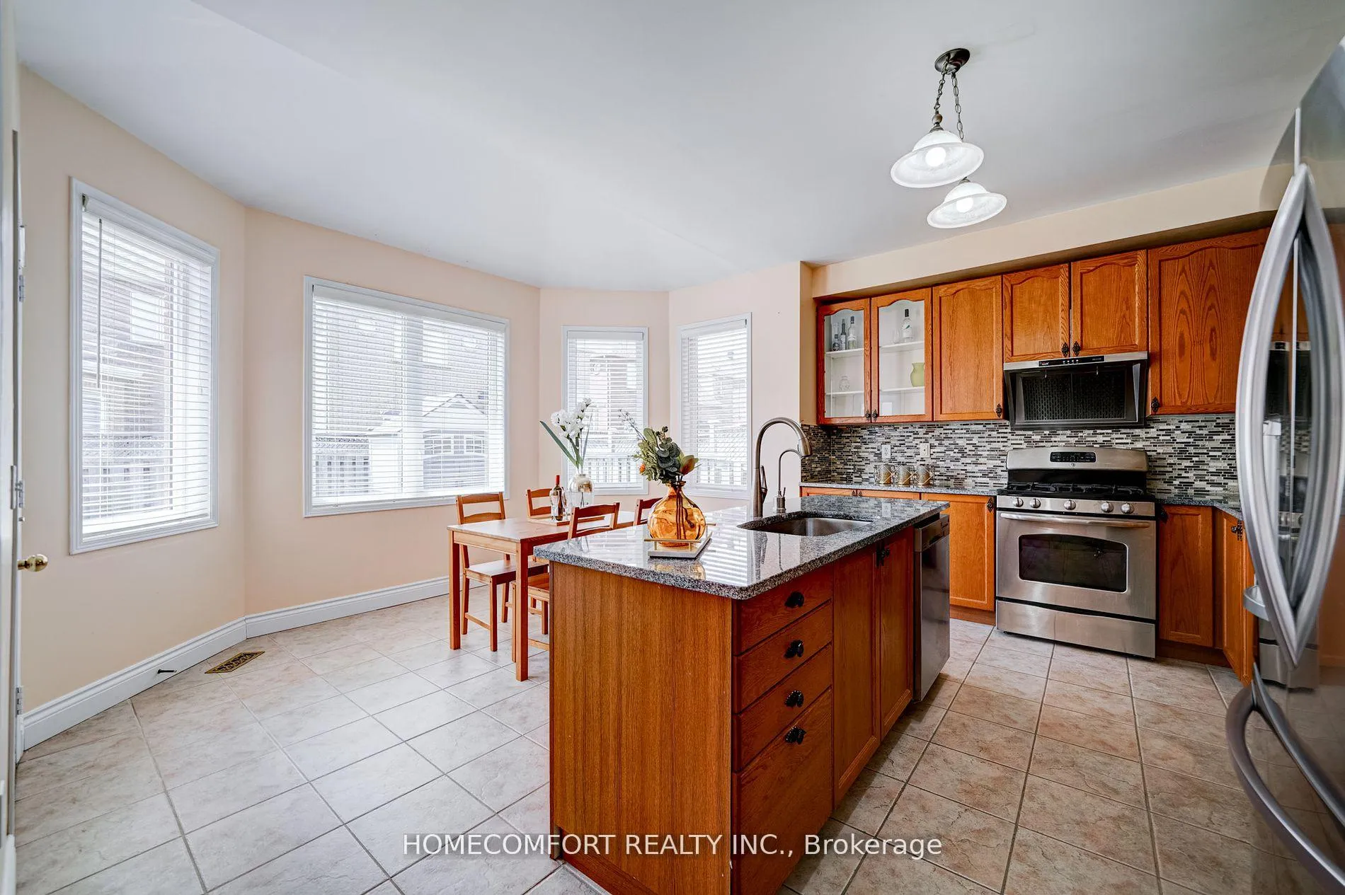 Photo 12 of 26 Belgrave Square, Markham, Berczy — HOMEH